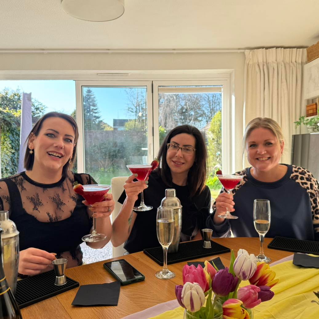 Ladies’ night done right - shaking up strawberry daiquiris and espresso martinis 🍓🍸
Did you know we bring the entire masterclass experience to you? All you have to do is shake, sip, and enjoy your creations!
Huge thank you to these ladies for having us ✨