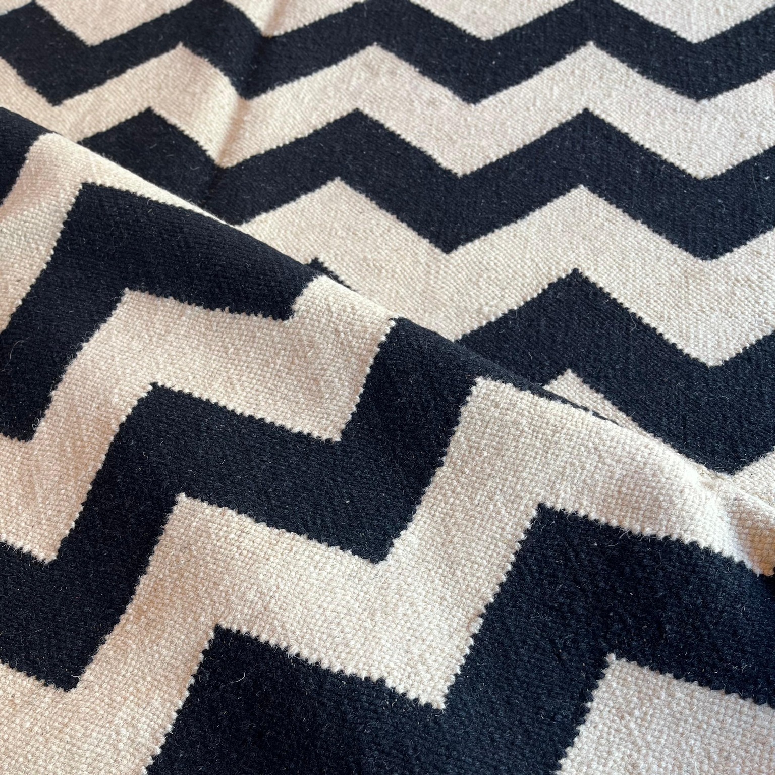 O Tapete Kilim Chevron com trama plana e contraste marcante em preto e off-white, ele cria movimento e destaca o ambiente com elegância. Versátil e atemporal, harmoniza com decorações contemporâneas, adicionando personalidade, ritmo e sofisticação ao espaço.
Consulte mais sobre o modelo visitando nossas lojas.
📍Rua Henrique Schaumann, 498 - Pinheiros | SP
São Paulo: (11)93044-1854
Caxias do Sul: (54) 3027-1234
.
.
.
.
#kiantapetes #arqdecor #interiordesign #sofisticacao #personalidade #estilo #tapetesimportados #decoração #homedecor #homesweethome #designinterior #arqlovers #confort #casadecorada #DesignDeInteriores