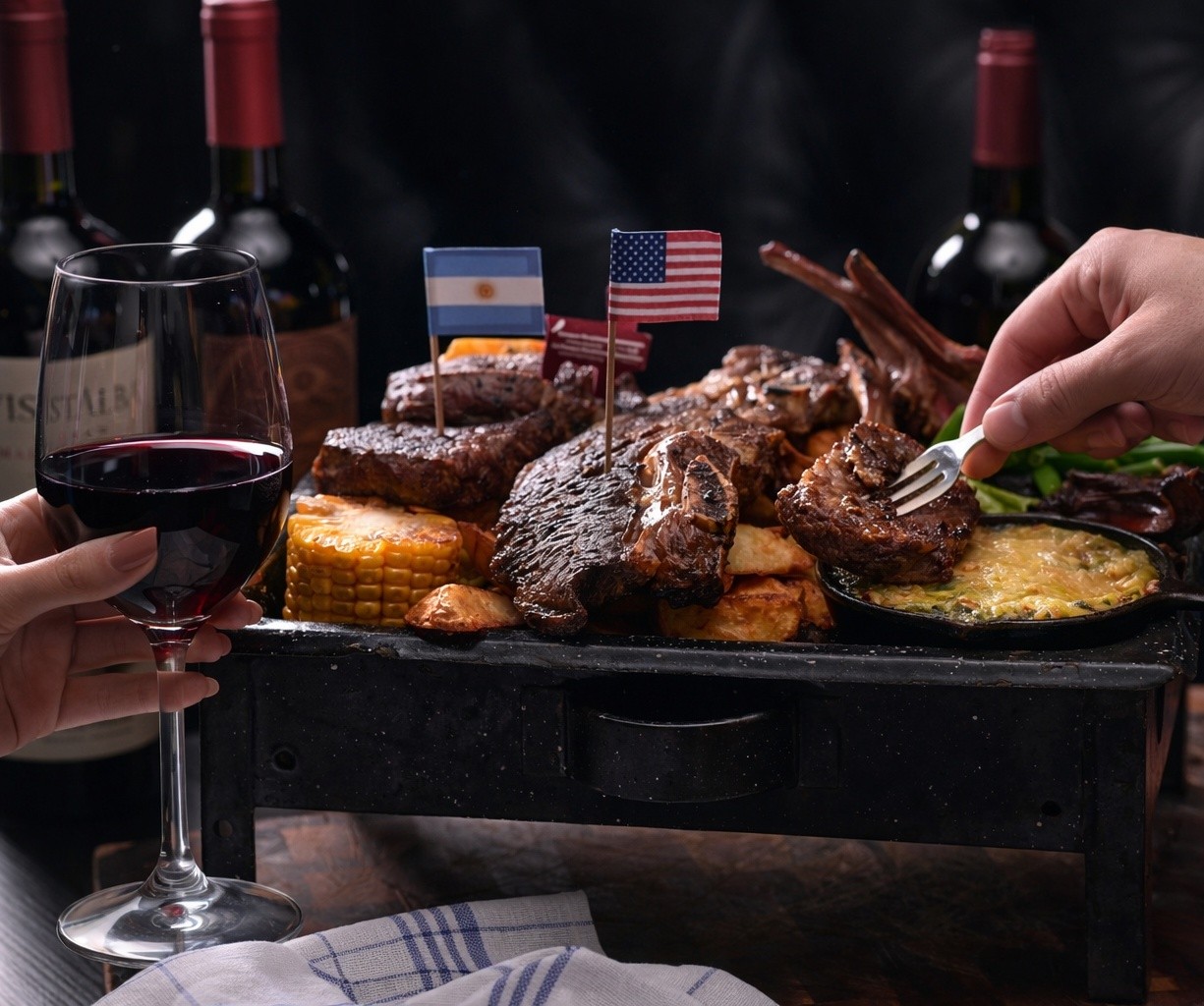 Két kéz, egy élmény. 🥩🍷
Egyik oldalon a tökéletesen sült steak, a másikon egy pohár karakteres vörösbor – így néz ki, amikor az ízek találkoznak.
Ha igazi steak & wine pairing, prémium steak Budapest, vörösbor és steak párosítás és gasztro élmény a cél, akkor ez a szint.
#steakhousebudapest #steakandwine #premiumsteak #borparositas #vörösbor #gastrobudapest #steaklover #foodexperience