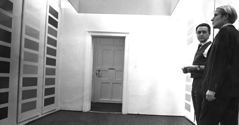 Born in 1938, Heiner Friedrich is an art dealer and major collector of minimalist and conceptual art. At the age of 25, he founded his first gallery in Munich with his first wife, Six Friedrich, and Franz Dahlem, quickly followed by a second space in Cologne. He was an early proponent of minimal, land, and conceptual art, exhibiting works by Joseph Beuys, Sigmar Polke, Gerhard Richter, Donald Judd, Walter De Maria, Dan Flavin, Cy Twombly, Andy Warhol, Michael Heizer, and Blinky Palermo, among others. In the 1960s, he was one of the first gallery owners to champion the young post-war German scene, while also introducing major figures of the American avant-garde to Europe.
He met Gerhard Richter in the early 1960s and exhibited fourteen of his paintings in 1964. Convinced of the future “death of painting,” Friedrich presented one of Richter's first non-pictorial works, Four Glass Panels, in 1967. Their collaboration ended when Richter reaffirmed his attachment to the pictorial medium and rejected all aesthetic ideology.
Friedrich advocates a radical vision: art should not be dictated by the market, and must be supported over the long term. Some artists need time, space, and almost utopian resources. In 1972, he moved to New York: the last exhibition at his New York gallery was Walter De Maria's The New York Earth Room, a permanent installation of 190 m³ of earth. In 1973, with his wife Philippa de Menil and Helen Winkler, he founded the Dia Art Foundation, which revolutionized support for artists: long-term funding, total artistic freedom, and the production of monumental and often permanent works. Dia supports, among others, Walter di Maria's The Lightning Field in New Mexico or Joseph Beuys' 7000 Oaks in Kassel. It also supports the DIA: Beacon, which opened in 2003 with 30,000 square meters of exhibition space, enabling Donald Judd to create a permanent space.
Friedrich also gave rise to the Ayn Foundation and presented Andy Warhol's “Last Supper” cycle. In 2011, he then founded the private museum DASMAXIMUM in Traunreut, Bavaria, dedicated to pop, minimal, and conceptual art.
#heinerfriedrich #contemporaryart #art