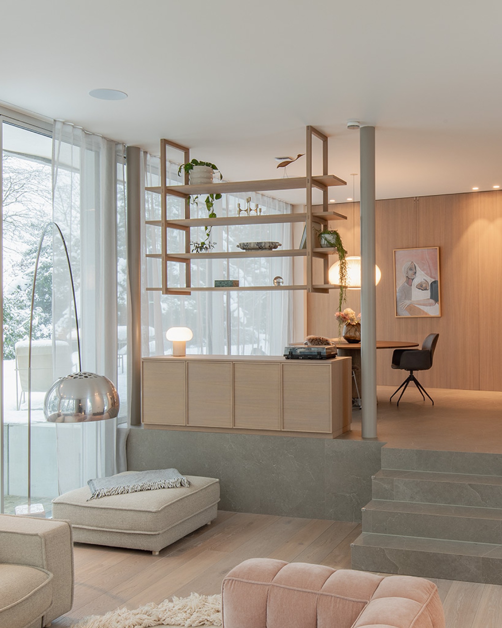 Für dieses Projekt durften wir ein maßgefertigtes Sideboard aus heller Eiche realisieren, das Wohn- und Essbereich elegant voneinander trennt – ohne den Raum zu schließen. Ergänzt wird das Ganze durch ein ebenso individuell gefertigtes, von der Decke abgehängtes Regal, das Leichtigkeit und Funktion perfekt verbindet.
Das Sideboard lässt sich übrigens von beiden Seiten aus nutzen. Die Fronten bestehen aus Eiche, wurden jedoch mit einer speziell auf den Fußboden abgestimmten Beize veredelt. Anschließend haben wir die Oberfläche mit einem Naturholzeffektlack behandelt, um die Maserung zu betonen und die natürliche Wirkung des Holzes noch stärker hervorzuheben.
#sideboard #esszimmer #wohnbereich #raumtrenner #stauraum #holzhochzwei