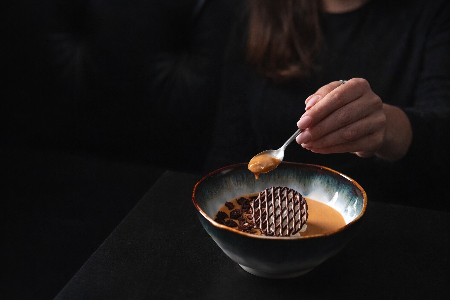 Krémes, mély, ellenállhatatlan. 🍮✨
A dulce de leche egy karamellizált tejkrém, amely lassú főzéssel készül tejből és cukorból – selymes állag, gazdag, enyhén pörkölt karamellás ízvilág. Latin-Amerika egyik legismertebb desszertje, ami egyszerű alapanyagból hoz létre valami igazán különlegeset.
Egy kanál, és már érted is.
#dulcedeleche #desszert #karamella #sweettooth #gastrolife #dessertlover #foodporn #premiumdessert