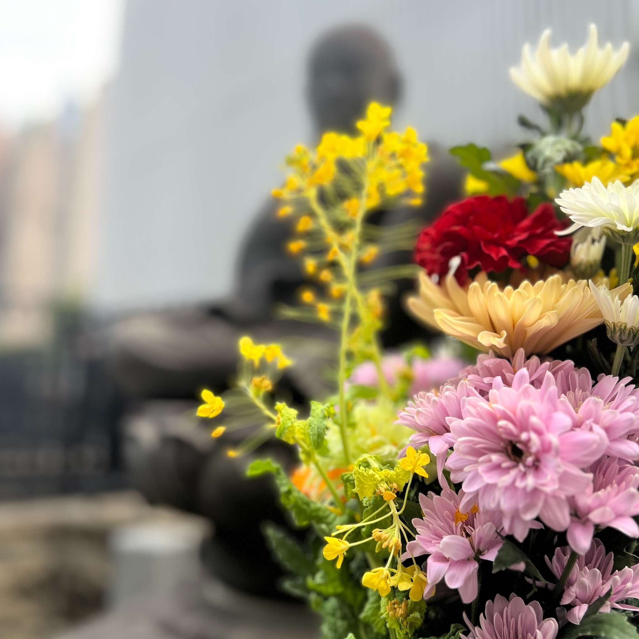 境内の小さなお地蔵様にも、雨の気配の中に春の訪れが感じられる季節となりました。
日々の煩わしさから少しだけ離れて、ただ静かに深呼吸できる場所。
格式張らず、いつでもホッとしていただける温かな空間をご用意して、本日もお待ちしております。
#威徳寺 #赤坂不動尊 #赤坂 #お地蔵様 #献花 #寺社仏閣 #心休まる場所 #お寺巡り #真言宗智山派
赤坂不動尊威徳寺
赤坂一ツ木陵苑
住所 港区赤坂4-1-10
電話 03-6435-5576