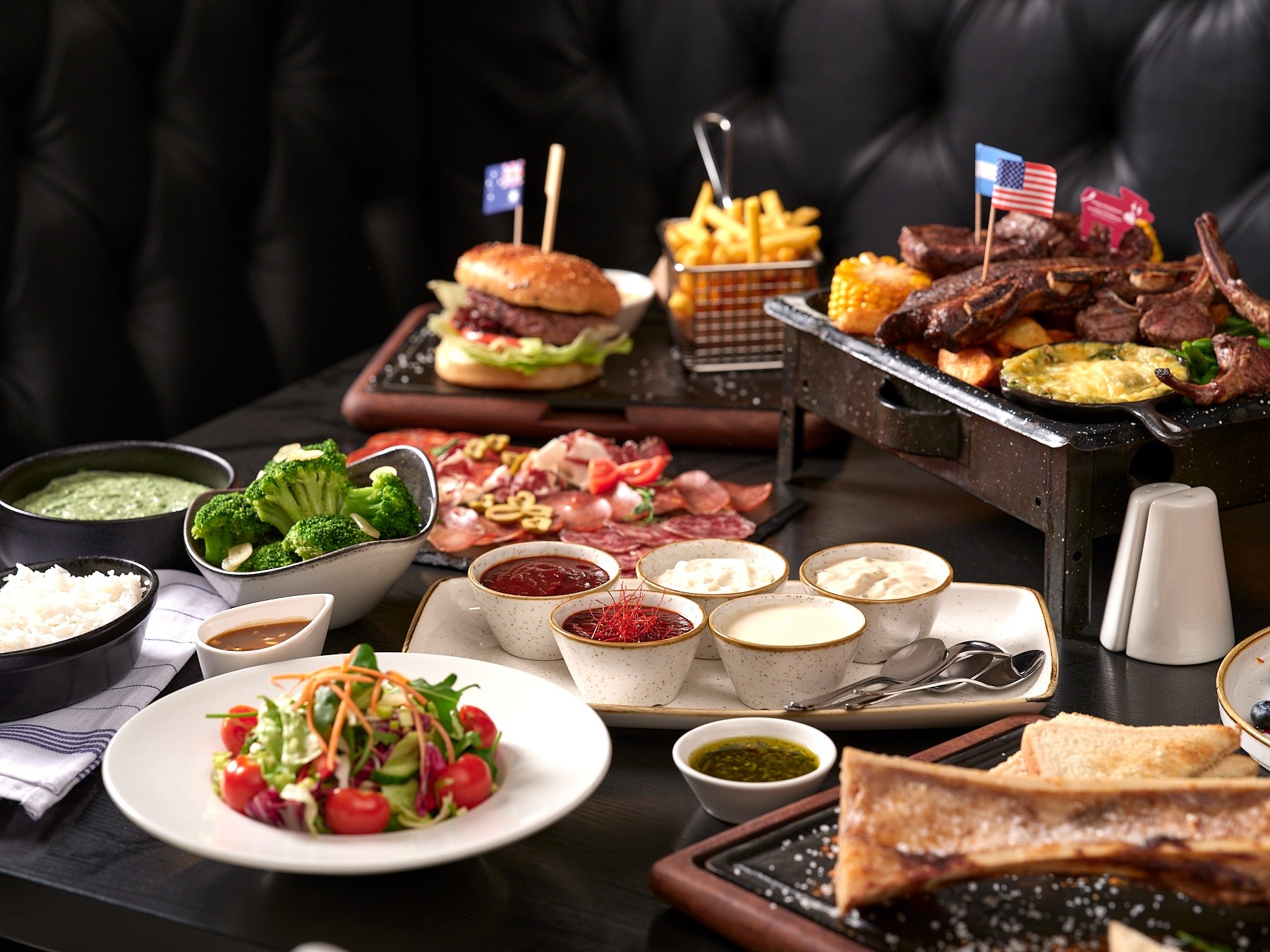 Amikor az asztal nem csak étel, hanem élmény. 🥩🍔🔥
Szaftos steakek, ropogós köretek, friss saláták és karakteres szószok – minden egy helyen, minden falat számít. Ez nem egy vacsora, ez egy komplett gasztro utazás.
@lehoczkistudio
#steak #foodporn #gastrolife #premiumfood #steaklover #foodexperience #burgertime #meatlover #delicious #mutimit_eszel