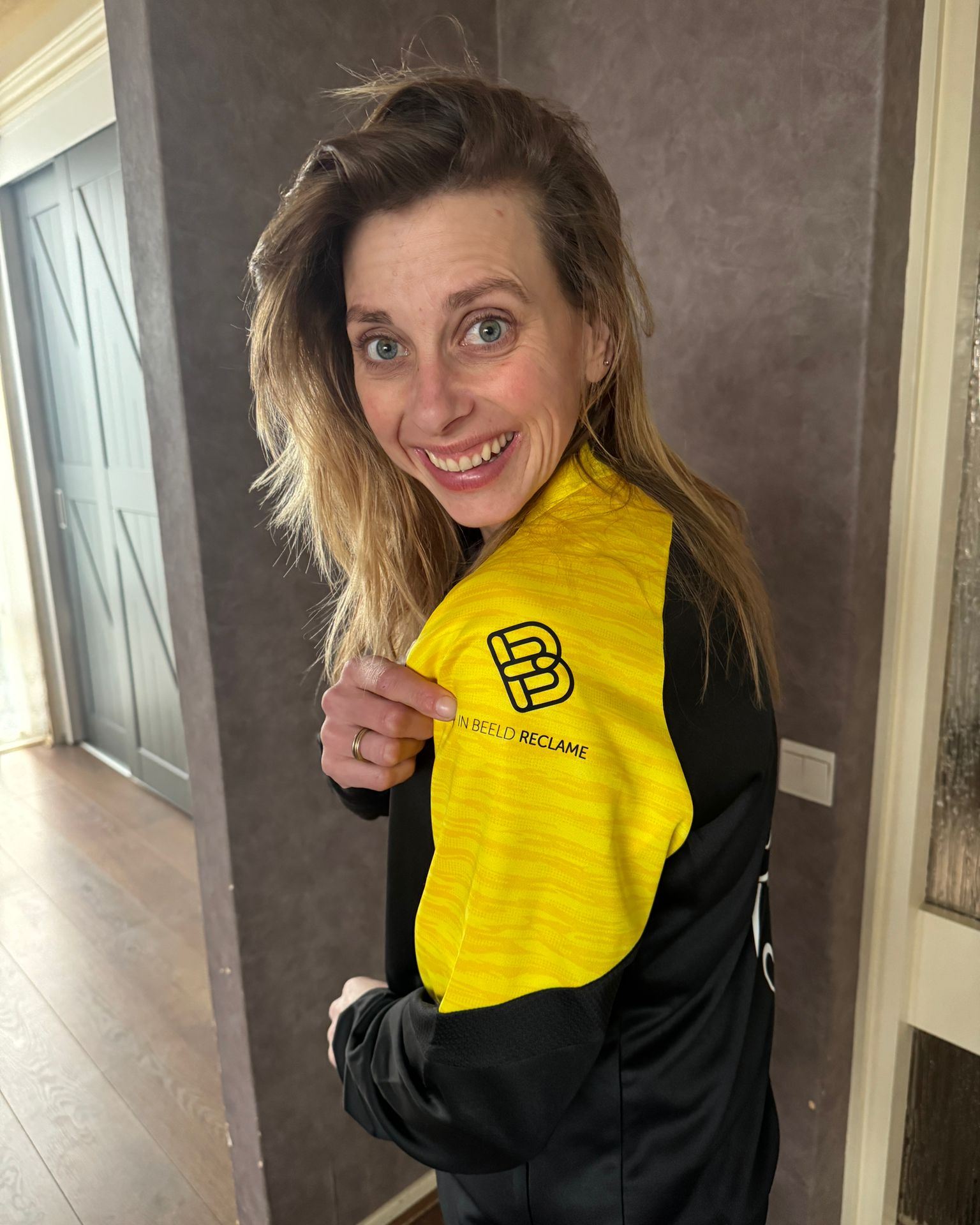 Sponsoren is natuurlijk al leuk, maar als je zelf ook deel uitmaakt van het team is het helemaal bijzonder ⚽💛🖤
Samen met Hart van Tholen sponsoren wij vanuit In Beeld Reclame de dames 30+ van Tholense Boys. De speelsters zijn voorzien van zwarte en gele Stanno vestjes en gele Stanno shirts, zodat we er als team ook buiten het veld herkenbaar bij lopen 🙌
Extra mooi om op deze manier iets te kunnen betekenen voor een team waar ik zelf ook onderdeel van ben. En ons eerste teamuitje? Dat hebben we natuurlijk gevierd bij Hart van Tholen 🍻
Bedankt Hart van Tholen voor de fijne samenwerking en sponsoring. Op naar veel mooie momenten samen ⚽
#inbeeldreclame #hartvantholen #tholenseboys #dames30plus #sponsoring