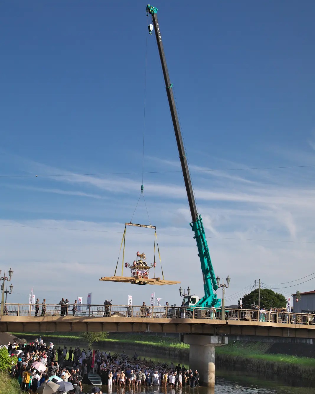 令和7年度いばらき「建設フォトコンテスト」
A部門 入選②
作品タイトル 『注目の的』 大和田健さん
撮影者さんのコメント ーーーーーーーーーーーーーーーーーーーー
大神輿をつり上げる姿に皆が注目しており、重機が輝いていました。
ーーーーーーーーーーーーーーーーーーーーーーーーー