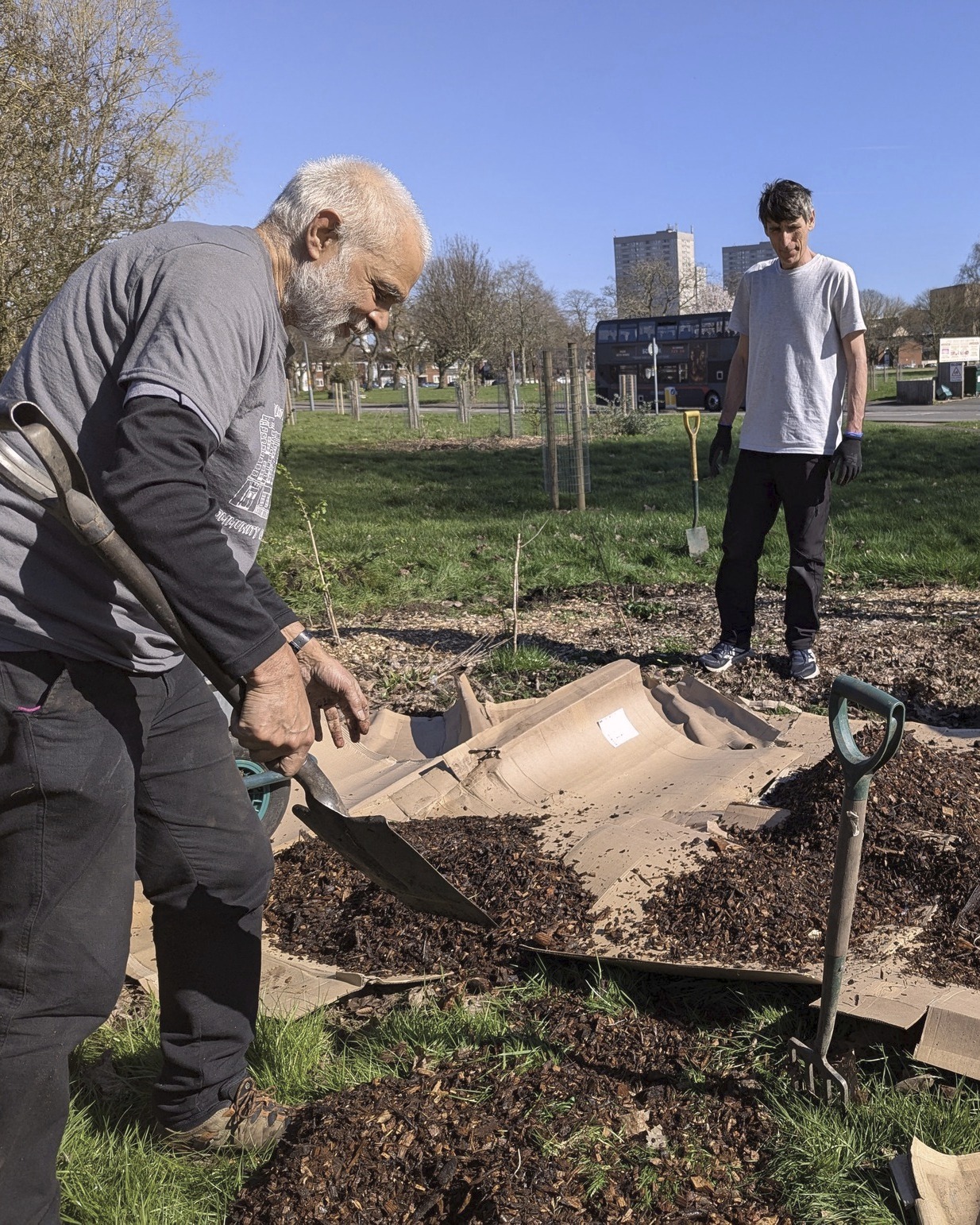 The Spring weather brought lots of volunteers out last week to #ReasideForestGarden in #BalsallHeath. We've been #SheetMulching again with our lovely team.
We run sessions and workshops at Reaside every Wednesday mornings from 10am if you'd like to join us! The site is developing rapidly thanks to all the effort put in since its conception, and we couldn't be happier about it.