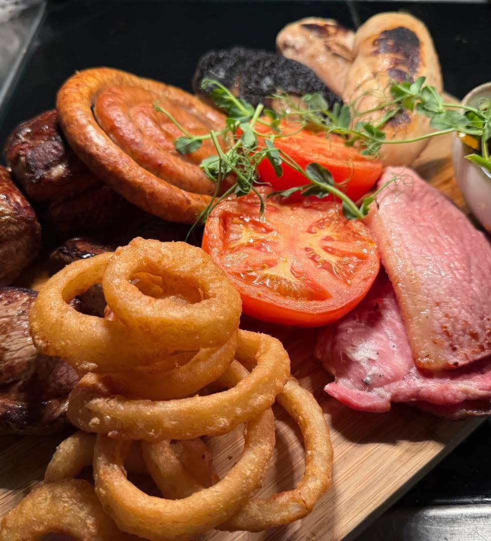 Happy Friday 🤍🍻
The week winds down, the drinks start flowing, and the weekend begins. Nothing better than good company, a great atmosphere, and that Friday feeling.