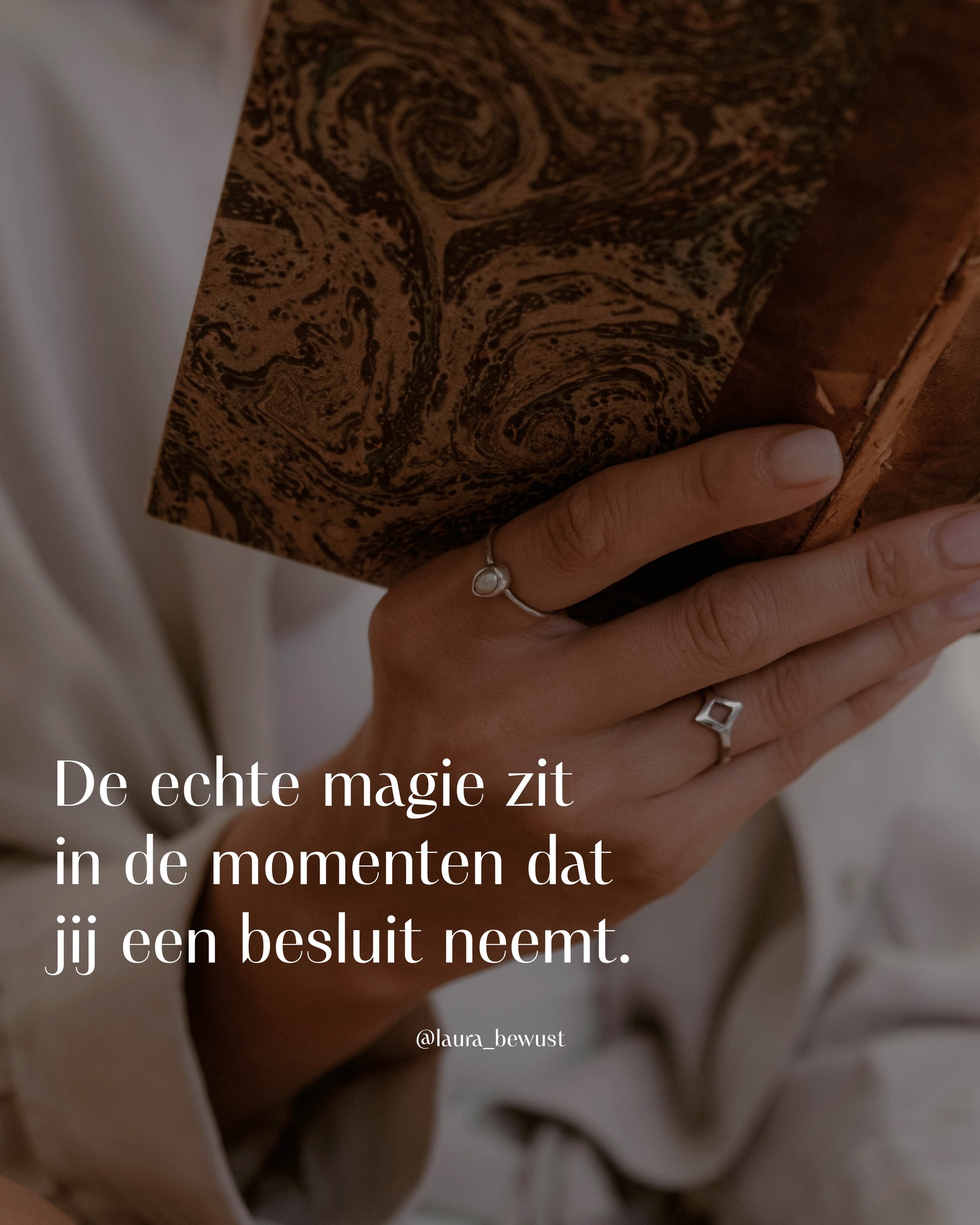 We groeien op met sprookjes. Verhalen vol magie, waarin op precies het juiste moment iets of iemand zich aandient en – 💫 simsalambim 💫 - alles is opgelost. Geen pijn meer, geen twijfel, geen strijd, geen verdriet. ‘En ze leefde nog lang en gelukkig’.
En als je heel eerlijk bent zit dat verlangen nog steeds in je. Dat het ineens ‘klikt’ en er een magische doorbraak komt. Dat iets of iemand zich aandient waardoor je je ineens in dat euforische, zorgeloze gevoel kan stappen waar je zo naar verlangt – ook al ben je een volwassene die rationeel kan denken. Am I right?
Maar heling werkt niet als een toverspreuk. De echte magie zit in bewustzijn.
In het leren voelen wat er in jouw systeem gebeurt. In het herkennen van patronen die zich blijven herhalen. En in het moment waarop jij een diep besluit neemt anders dan je altijd deed.
Want dát is waar jouw verhaal verandert.
Niet omdat er ineens iets of iemand buiten jou verschijnt dat alles oplost, maar omdat jij luistert naar die stem van je intuïtie, in plaats van alleen je hoofd te volgen.
Omdat je gaat vertrouwen op wat je voelt, ook als het spannend is.
Omdat je verantwoordelijkheid neemt voor wat zich in jouw binnenwereld afspeelt.
Energiewerk helpt je om zichtbaar te maken wat onbewust al in jou leeft. Om los te laten wat je niet langer dient. En om ruimte te creëren voor een nieuwe werkelijkheid.
En ja, dat vraagt iets van je. Keer op keer opnieuw besluiten.
Voor jezelf. Voor groei. Voor bewustzijn.
Want uiteindelijk ben jij degene die bepaalt hoe jouw verhaal zich ontvouwt.
En die kracht van een besluit nemen is misschien wel de grootste magie die er in dit leven is. ✨
