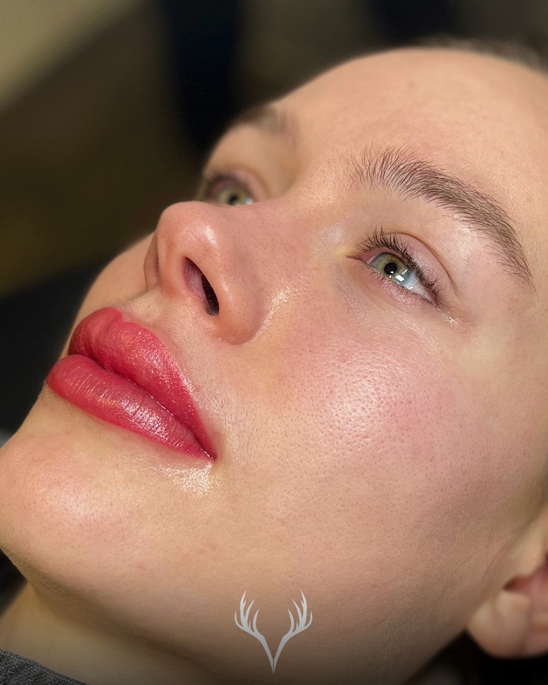 Frische, zarte Lippen – perfekt für den Frühling 🌸💋
Mit unserem Lip Blush Permanent Make-up in Baden bei Wien verleihen wir deinen Lippen eine natürliche Farbe, mehr Frische und eine harmonische Form – ganz ohne täglichen Lippenstift.
💡 Was bei uns besonders wichtig ist:
Bevor wir überhaupt pigmentieren, wird die Lippenform präzise vorgezeichnet.
Du siehst also vorab ganz genau, wie dein Ergebnis aussehen wird.
👉 Und ganz klar:
Ohne dein 100%iges Okay starten wir nicht.
Erst wenn du wirklich zufrieden bist, legen wir los 🤍
✨ Das Ergebnis:
– gleichmäßige, frische Lippenfarbe
– optisch definiertere Konturen
– mehr Ausdruck – ganz ohne Make-up
– individuell gemischter Farbton, passend zu dir
Gerade im Frühling lieben viele den soften, natürlichen Look, der die Lippen einfach gesund und gepflegt wirken lässt 🌿
Kein Verwischen, kein Nachziehen –
einfach jeden Tag schöne Lippen.
📍 Beauty Bar Baden, Baden bei Wien
📞 0699 11307030
Termine telefonisch oder direkt über unser Online-Buchungstool
#lipblush #permanentmakeup #pmulips #lippenpigmentierung #beautybaden #badenbeiwien #kosmetikstudio #beautybarbaden #lippen #naturallook #pmuartist #beautyoesterreich #glowup #perfektgeschminkt #frühlingslook