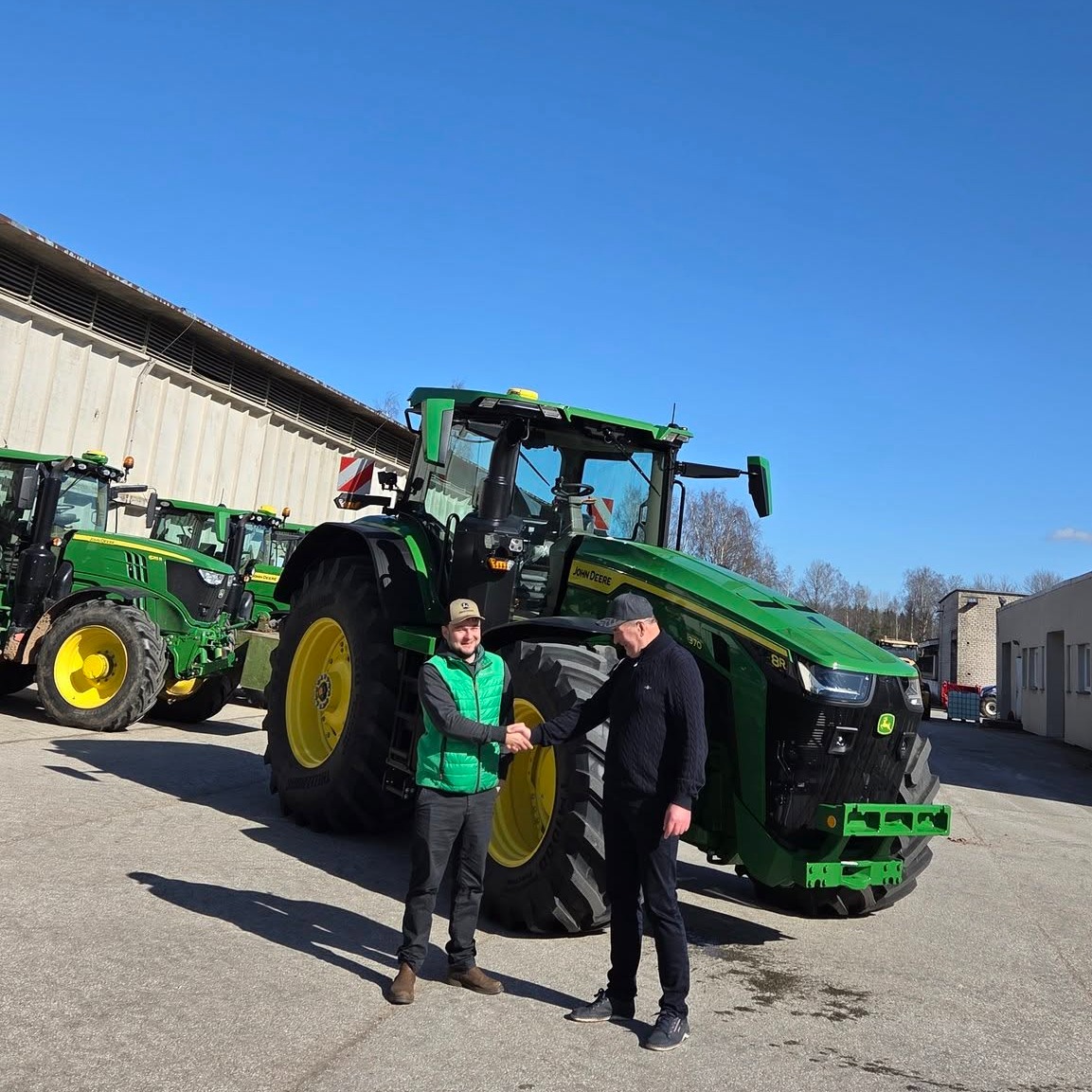 🚜Seal kus on, sinna tuleb juurde😉Männiku Piim OÜ masinaparki lisandus täna uhiuus John ....