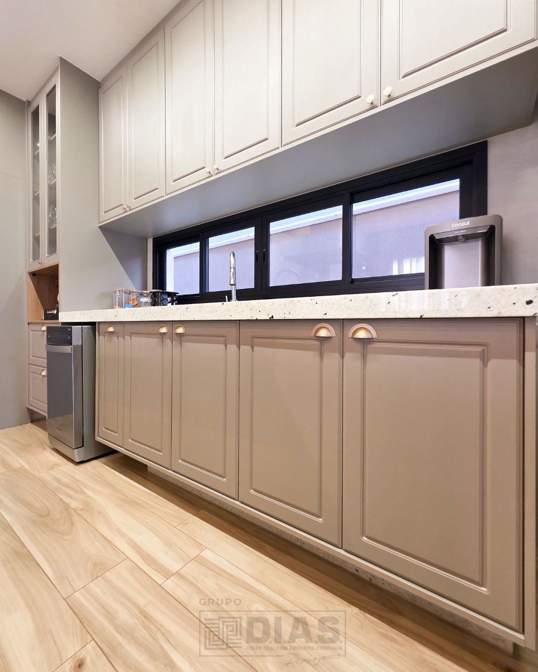 Uma cozinha que traduz elegância com funcionalidade.
As portas provençais em PVC Gianduia trazem sofisticação e durabilidade no uso diário. Os puxadores dourados entram como destaque, elevando o conjunto com equilíbrio.
A cristaleira segue a mesma linha das frentes, garantindo unidade e acabamento impecável.
Bonita na estética. Forte na execução.
.
Quer saber mais? Fale com o nosso time comercial:
Araraquara | Bauru | Ribeirão Preto | São Carlos