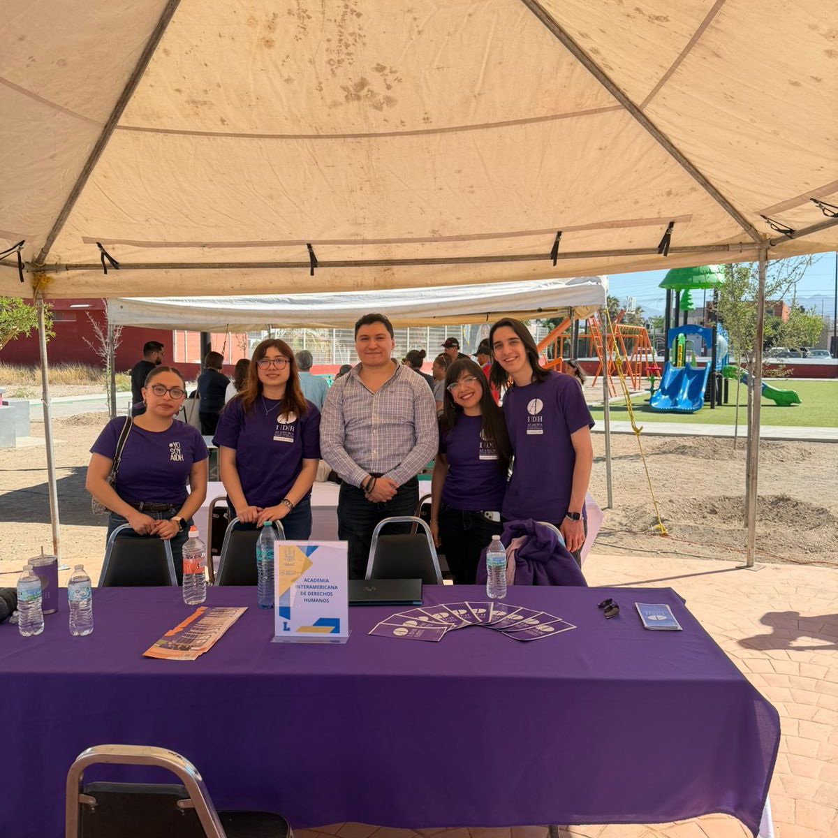 Hoy, estudiantes de la Licenciatura en Derecho con perspectiva de Derechos Humanos participaron en la brigada “Lobos en tu Colonia y Activa tu Parque”, organizada por la Universidad Autónoma de Coahuila en coordinación con la Presidencia Municipal de Saltillo.
A través de esta actividad, nuestras y nuestros estudiantes brindaron orientación y acompañamiento a la comunidad, reafirmando su compromiso con los derechos humanos, el acceso a la justicia y la transformación social.