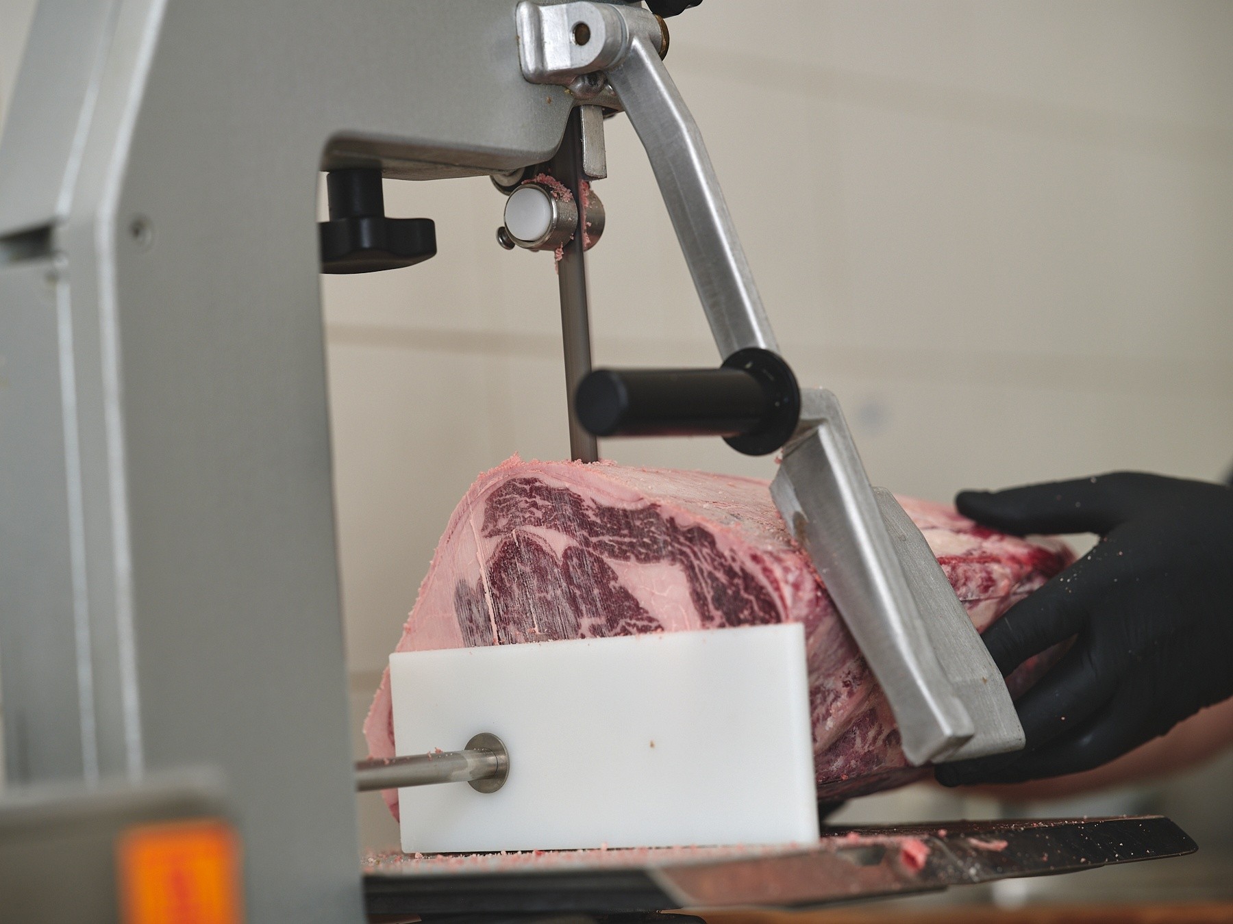 A minőség itt kezdődik. 🔪🥩
Prémium marhahús, tökéletes márványozottság, precíz szeletelés – minden részlet számít, mielőtt a steak a grillre kerül. Ez az alapja egy valódi steak élménynek.
Ha minőségi marhahús, steak alapanyag, húsfeldolgozás és premium steak Budapest – akkor nincs kompromisszum.
#marhahús #steakalapanyag #butchery #premiumbeef #steakhouse #húsimádók #gasztro #foodprep