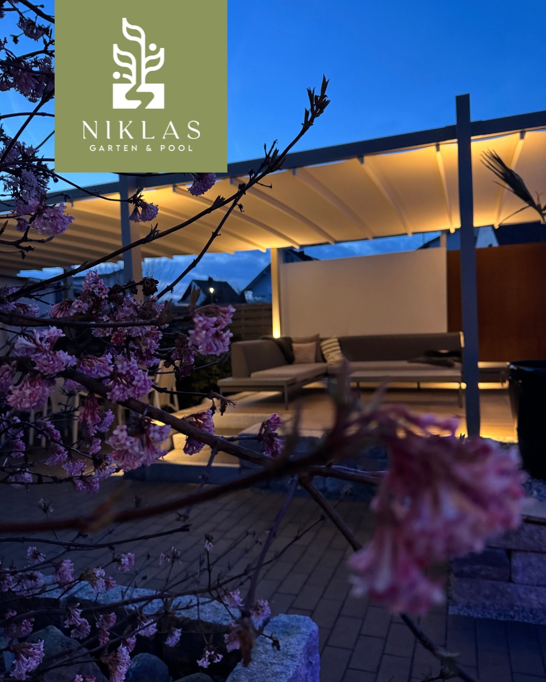 Stellt euch vor:
Ein warmer Frühlingsabend, der Duft der Blüten im Garten liegt in der Luft und ihr sitzt entspannt auf eurer Terrasse. 🌸
Über euch eine stylische Pergola - das Dach lässt sich öffnen, wenn ihr die Sonne genießen wollt, oder schließen, wenn ein kurzer Regenschauer kommt.
Genauso fühlt sich #outdoorliving an
Immer mehr Hausbesitzer im Raum Neumarkt und Umgebung entdecken, wie viel Lebensqualität eine hochwertige Pergola auf der Terrasse schafft.
🌿 Frühlingsaktion:
Beim Kauf einer Pergola bis Ende April 2026 erhaltet ihr aktuell die Montage kostenlos dazu.
👉 Wer würde hier gerne den Sommer verbringen?
#niklasgartenundpool #neumarktinderoberpfalz #nürnbergerland #pergola #bioklimatischepergola #meinschönergarten #sommerimgarten #swimmingpool🏊 #traumgarten #lifestyle #lieblingsjob #terrassengestaltung #garteninspiration #terrassentraum #designimfreien #gartenarchitektur #gartenluxus