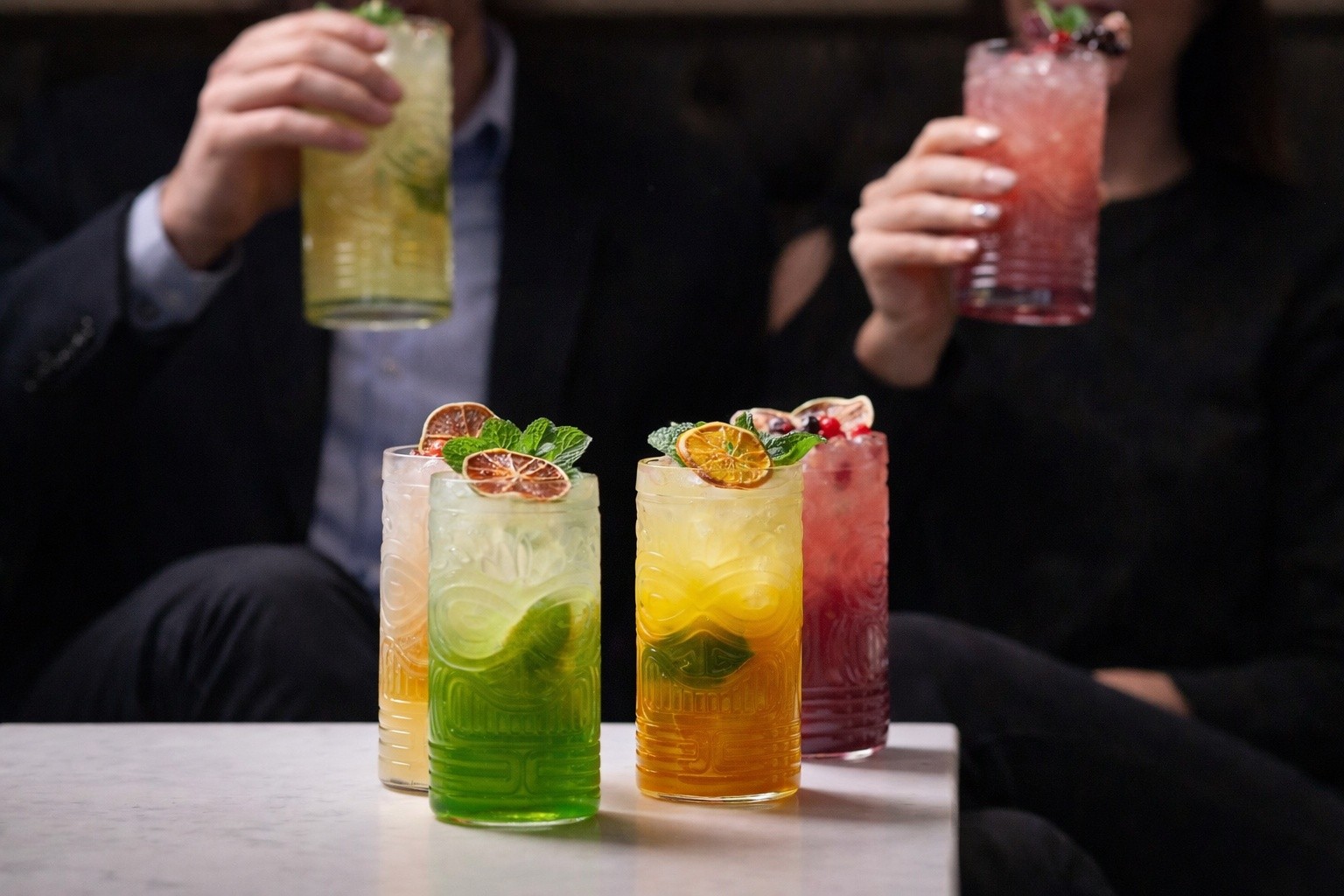 Színek, ízek, hangulat. 🍹✨
Friss limonádék, természetes alapanyagok, látványos tálalás – pont az a kombináció, ami feldobja az estét. A háttérben pedig már indul a lazítás.
Ha kézműves limonádé, frissítő italok Budapest, nyári italok és gasztro élmény – akkor ez a szint.
#limonade #frissito #summerdrink #drinkstagram #mocktail #budapestdrinks #gasztroelmeny #instadrink