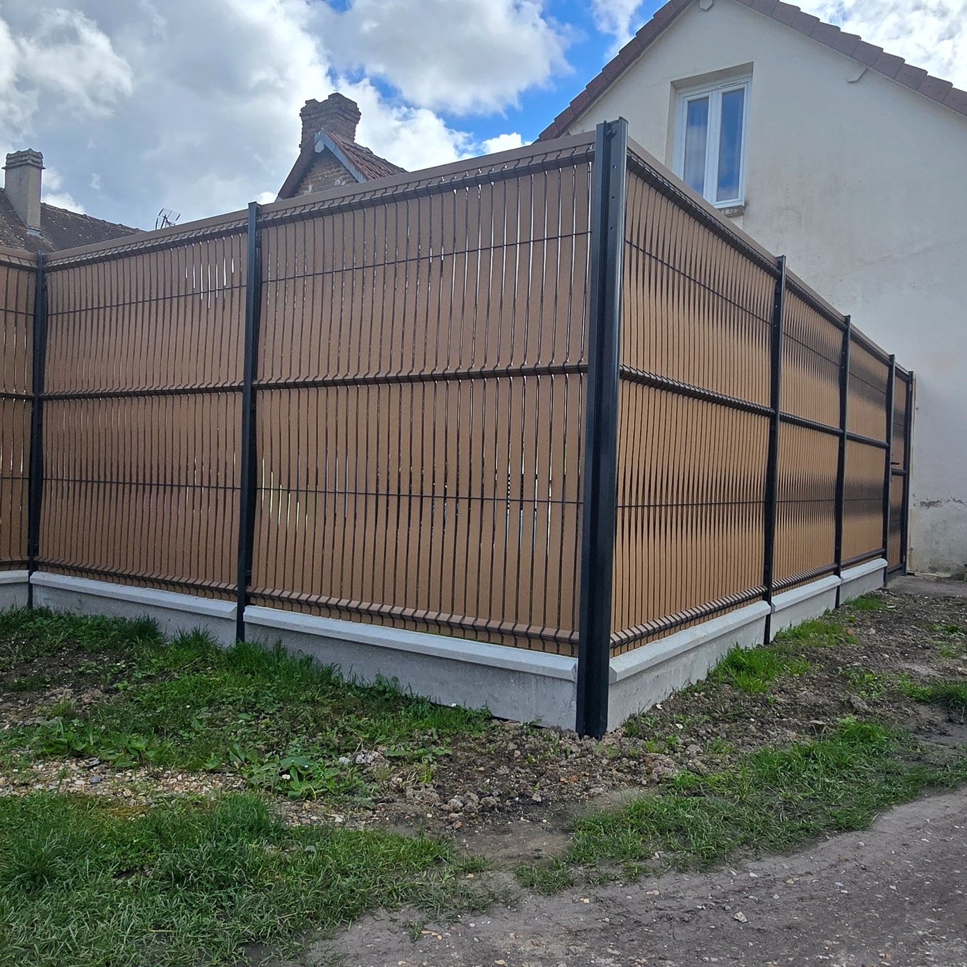 🔧 Chantier terminé
Une palissade bois abîmée et peu esthétique ? On repart sur du solide et du durable 👇
➡️ Dépose complète de l’ancienne clôture
➡️ Installation d’une clôture rigide avec soubassement béton
➡️ Pose d’un portillon assorti
➡️ Ajout d’un kit occultant composite imitation bois
🎯 Objectif atteint :
✔️ Plus de sécurité
✔️ Zéro entretien
✔️ Un rendu moderne avec un bel effet bois
Le petit + : l’occultation qui apporte confort et intimité au quotidien 👌
Client très satisfait du résultat, merci pour votre confiance 🙏
📍 Elbeuf
#travauxexterieur #cloturerigide #amenagementjardin #artisanlocal #renovation #composite #portillon #chantierdujour #elbeuf #normandie #exterieurdesign #satisfactionclient