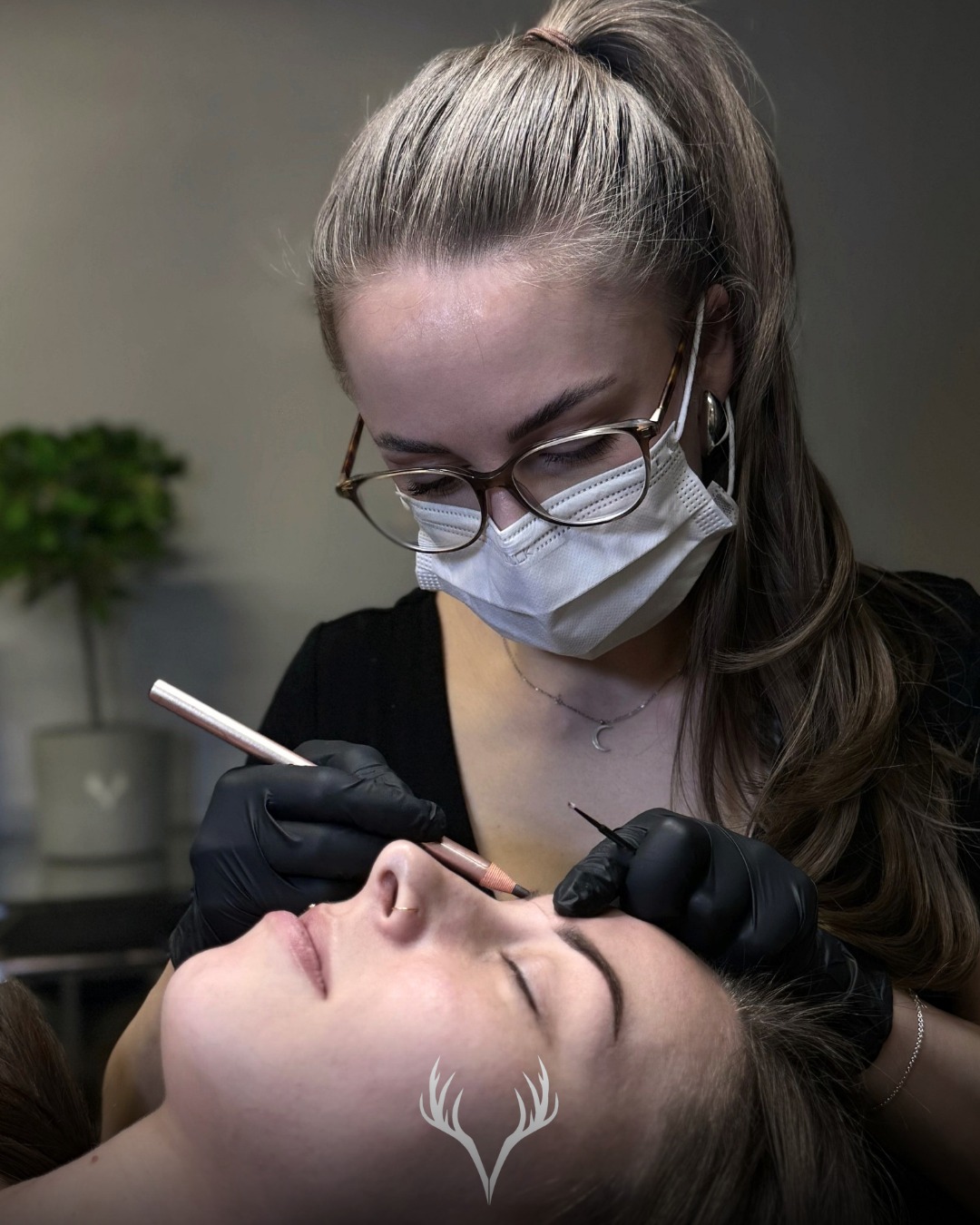 Permanent Make-up ist mehr als eine Behandlung – es ist Vertrauenssache ✨
Gerade bei PMU in Baden bei Wien geht es um etwas sehr Persönliches:
Wir arbeiten mit Nadeln in deinem Gesicht – und genau deshalb braucht es nicht nur Können, sondern vor allem Verantwortungsbewusstsein und höchste Präzision.
💡 Uns ist bewusst, was du uns anvertraust.
Und genau deshalb arbeiten wir nicht „einfach drauf los“, sondern nach klar definierten Qualitäts- und Hygienestandards.
👉 Das bedeutet für dich:
– sauberes, kontrolliertes Arbeiten auf höchstem Niveau
– streng eingehaltene Hygienerichtlinien
– hochwertige, geprüfte Produkte & Farben
– präzise Vorzeichnung und ausführliche Abstimmung vor jeder Behandlung
✨ Unser Anspruch:
Du sollst dich nicht nur auf das Ergebnis freuen –
sondern dich während der gesamten Behandlung sicher, verstanden und gut aufgehoben fühlen 🤍
Denn Vertrauen ist nichts, was man voraussetzen kann –
es ist etwas, das man sich verdient.
📍 Beauty Bar Baden, Baden bei Wien
📞 0699 11307030
Termine telefonisch oder direkt über unser Online-Buchungstool
#permanentmakeup #pmu #pmuaustria #beautybaden #badenbeiwien #kosmetikstudio #beautybarbaden #hygienestandards #vertrauen #qualität #pmuartist #lipblush #pmueyeliner #pmubrows #beautyoesterreich