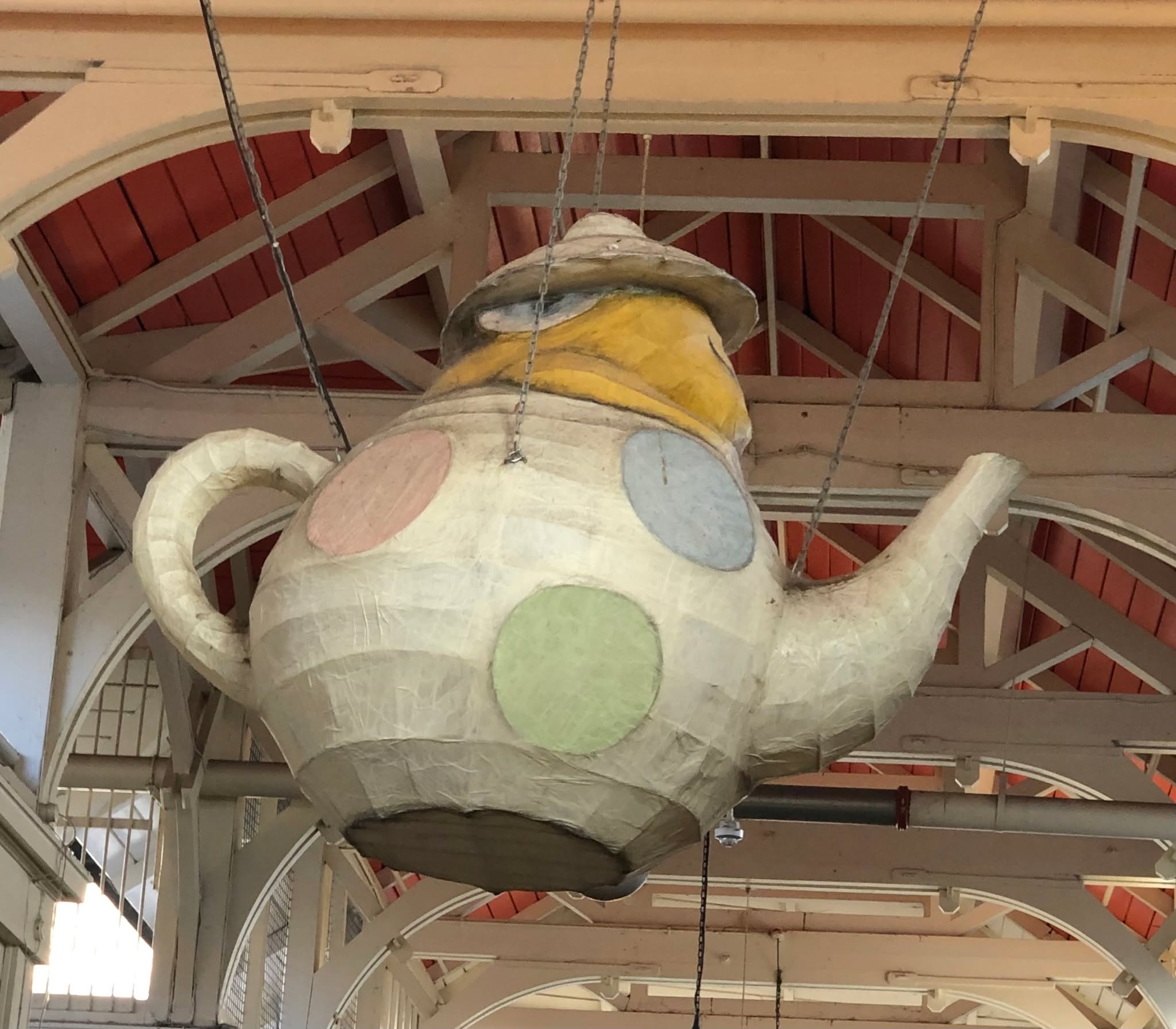 It's #NationalTeaDay so here's the fab teapot that hangs in #oxfordcoveredmarket, inspired by the teapot where the mouse sleeps in the famous #aliceinwonderland book written by Oxford author Lewis Carroll.
#offbeatcotswolds #bluebadgeguide #bluebadgeguides
#britainsbestguides
#explore_britain_ #traveling_uk
#photosofengland #instabritain #europetravel
