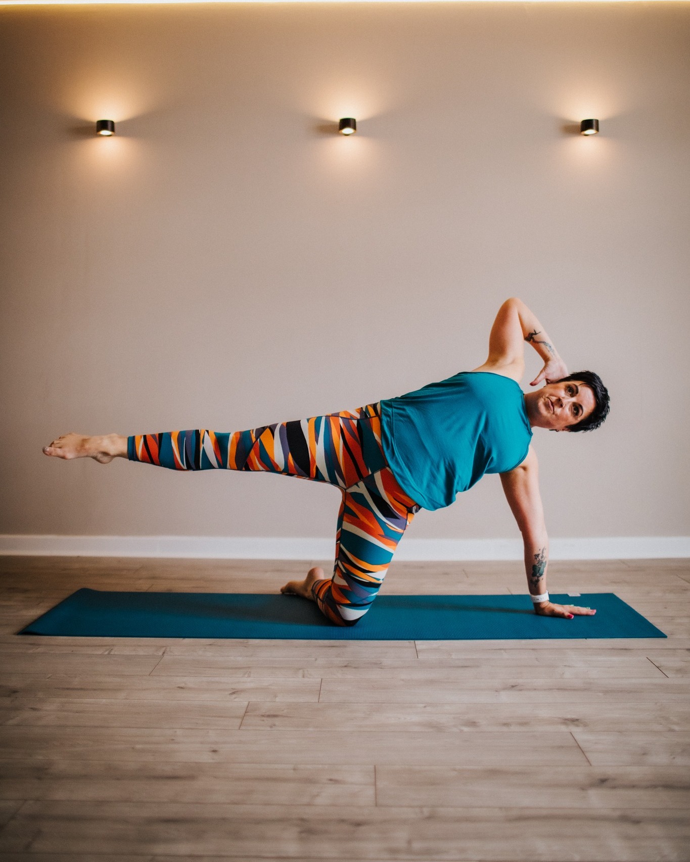 Day 25: Side Kick Kneeling
Exercise 27 out of 34 (nearly there!)
Always a killer to fire the glutes up!
Aim is to maintain pelvic stability throughout (avoid flexion or extension of lumbar spine with kicks), find space and length through toes and crown of head and avoid dropping into the shoulder in the supporting arm. Like with the Side Kick laying, think of that lift through the waist (find Jerry the š).
Looking at the apparatus - Pull up Side with leg lift on the chair and Side Leg Kicks with leg springs on the tower/cadi are all going to help you with this one.
šš»
#marchmatness #marchmatness2026 #pilates #pilatesmat #controlology #returntolife