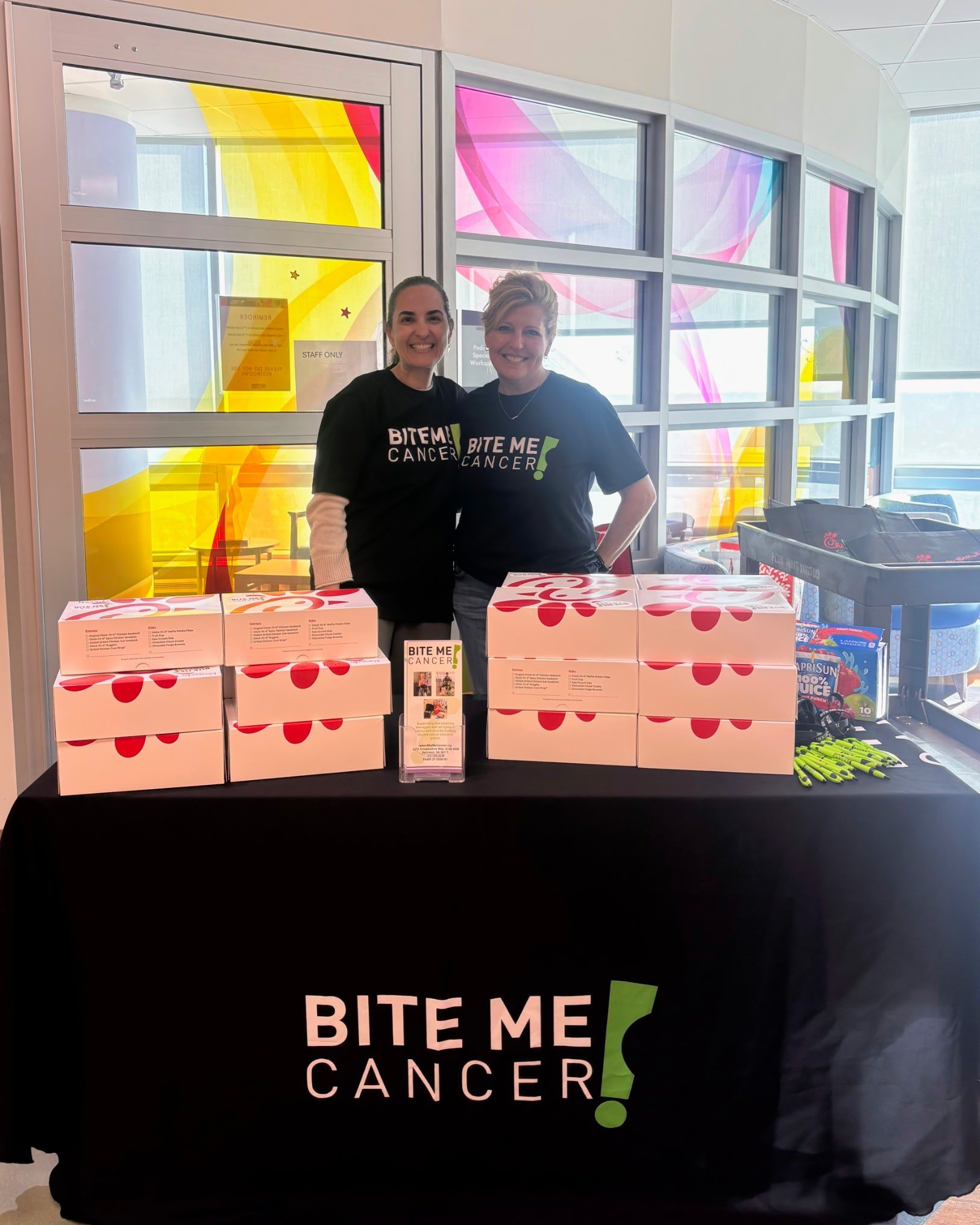 Thank you to our outstanding volunteers and donors who help us with our meal deliveries to the @@inovachildrens pediatric/oncology unit. Earlier this week, we delivered yummy meals for dinnertime! Thank you @janetgoda and @@nessabonadie for the onsite delivery assistance and awesome Child Life Specialist @hesenn23 for your ongoing support and coordination of our deliveries! 💚💚