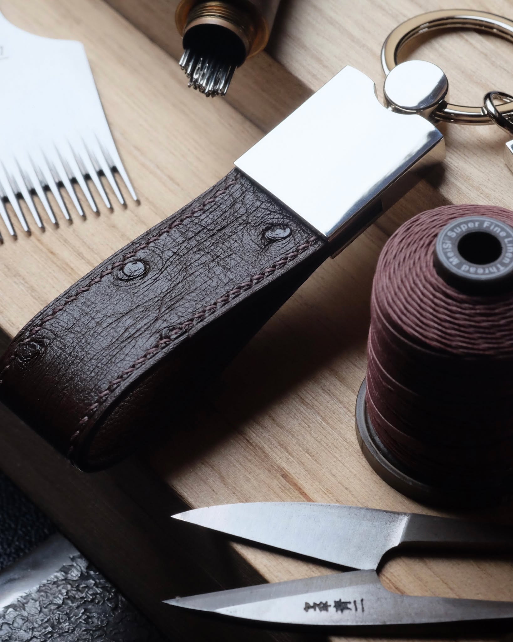 🇧🇪🖐🏻 Cousu main en Belgique
•
Porte-clés entièrement fait main et cousu main en cuir d’autruche chocolat, doublure en cuir de chèvre gold, fil de lin chocolat, peinture des bords dark brown et option mousqueton.
•
#atelierdecoster #decoster #artisan #handmade #handstiched #handmadeinbelgium #madeinbelgium
•
#handmadekeyring #bespokekeyring #customkeyring #handmadeleatherkeyring
•
#ostrichleather #ostrichleatherkeyring #ostrichkeyring