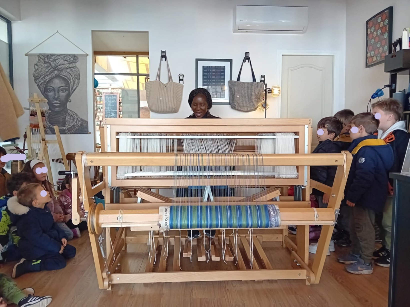 Μια όμορφη εβδομάδα στο Imbali ✨
Είχαμε τη χαρά να φιλοξενήσουμε τα παιδιά ενός νηπιαγωγείου στο Imbali Weaving Studio. Διαβάστε περισσότερα εδώ: https://shorturl.at/zHiKj
Τα παιδιά γνώρισαν από κοντά διαφορετικά είδη νημάτων, ανακάλυψαν πώς λειτουργεί ο αργαλειός και έμαθαν πώς δημιουργούνται τα υφαντά. Με μεγάλο ενθουσιασμό δοκίμασαν και τα ίδια να υφάνουν, ζώντας τη χαρά της δημιουργίας με τα χέρια τους.
Στιγμές σαν κι αυτές μας θυμίζουν ότι η δημιουργικότητα, η μάθηση και η κοινότητα πάνε μαζί 💛
Σας ευχαριστούμε για την εμπιστοσύνη!
--------------------------------------------------
A beautiful week at Imbali ✨
We had the joy of welcoming kindergarten students to the Imbali Weaving Studio. Read more about it here: https://www.imbali.gr/post/children-s-workshop-in-action-with-gallery
Through this special visit, the children explored different types of yarn, discovered how a loom works, and learned how woven textiles are created. With excitement and curiosity, they even tried weaving themselves — experiencing the magic of creating with their own hands.
Moments like these remind us that creativity, learning, and community go hand in hand 💛
Thank you for trusting us with such a meaningful experience.
#ImbaliStudio #Υφαντική #ΔημιουργικάΠαιδιά #ΜάθησηΜέσαΑπόΤοΠαιχνίδι #Κοινότητα
#ImbaliStudio #WeavingWorkshops #CreativeKids #LearningThroughPlay #CommunityMatters