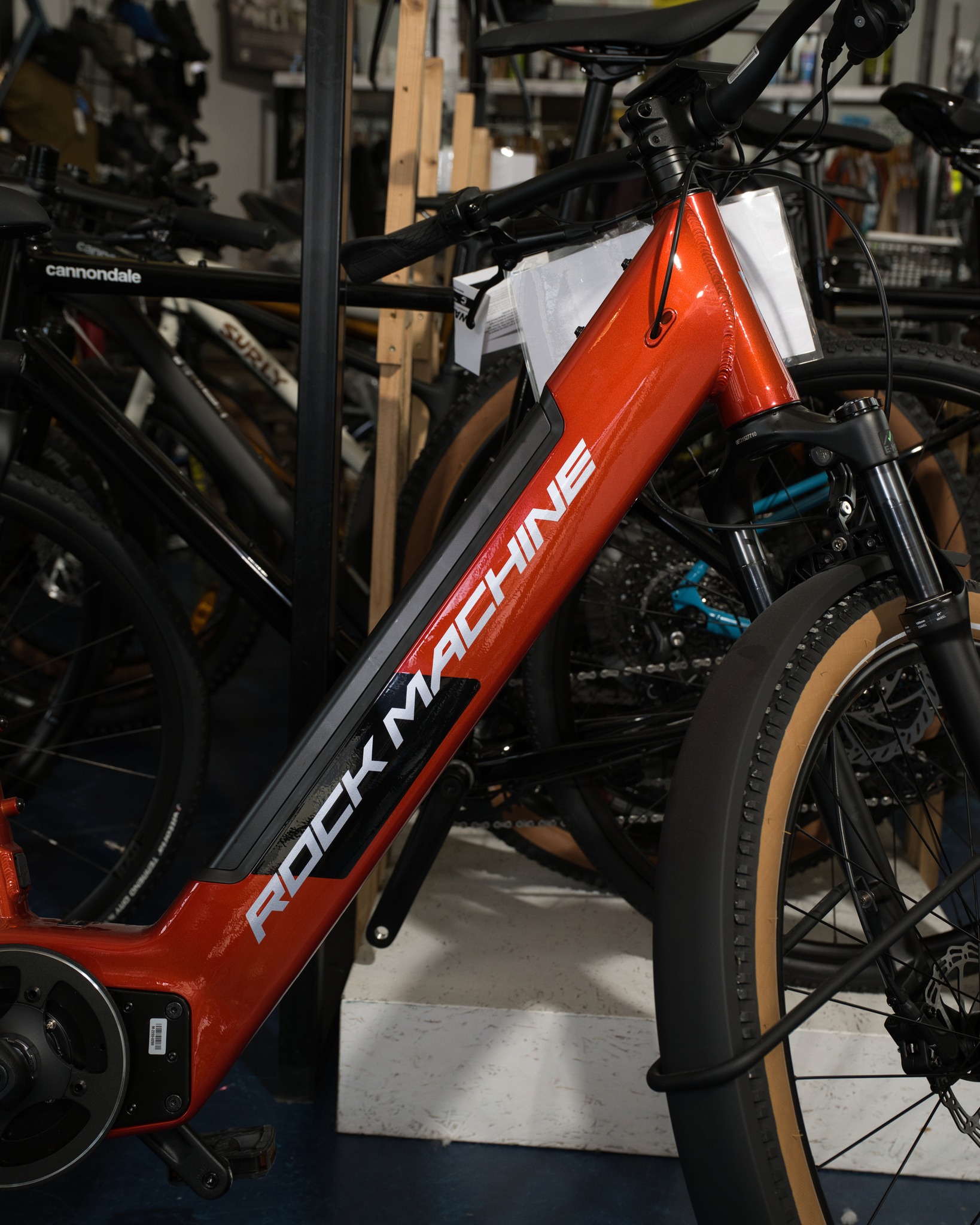 Envie de rouler plus loin, plus souvent… sans te cramer les jambes ? ⚡🚲
Le Rock Machine électrique t’accompagne partout : vélotaf, balades, sorties du week-end.
Passe le découvrir à la boutique, on te conseille selon ton usage.
📌60 Bis Bd Pont Achard, 86000 Poitiers
📞 05 49 88 13 25
#lacycleriecafe #poitiers #veloelectrique #vae #rockmac