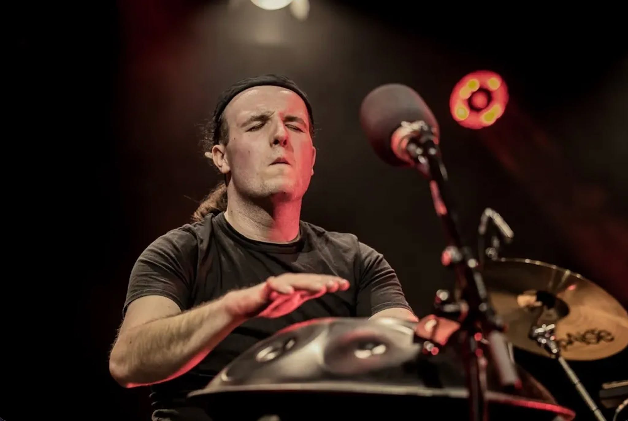 "In the moment🪘🪘🪇🪇 Jazzfest Burghausen" Frequencies that embrace—Harmonic Art handpan. 🤍🎵 #SoundEmbrace #HarmonicArt