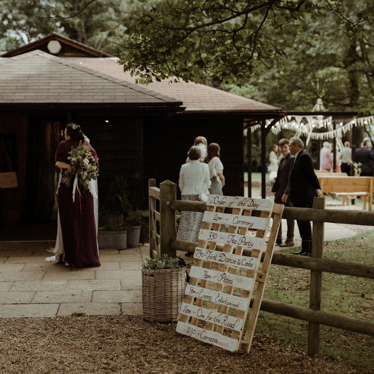 🌸
It’s the textures, the tones, the tiny details that bring your day together.
From rustic wooden finishes to soft florals, Crown Lodge is the perfect backdrop for styling that feels natural and effortless. #weddingstyle
📷 @oliviandan
#crownlodgekent #weddinginspo #ukwedding #weddingdestination #countrywedding #countrystyle #rusticwedding #wedding #Kentwedding #weddingday #Kent