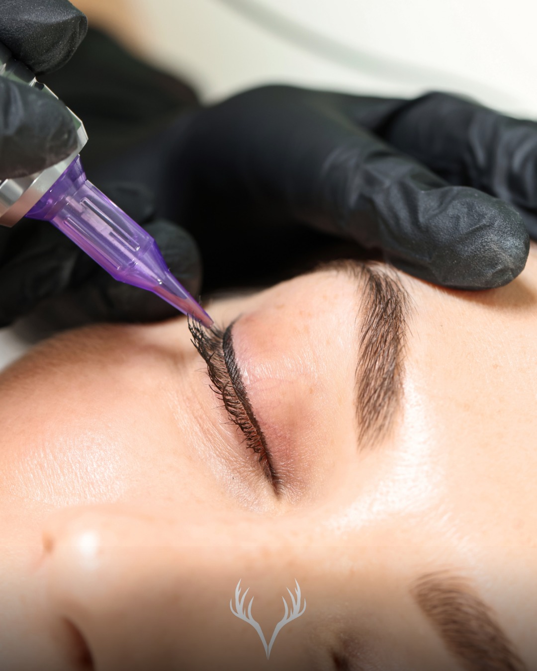 Eyeliner, der immer sitzt – ganz ohne Spiegel ✨
Mit unserem PMU Eyeliner in Baden bei Wien bekommst du einen Lidstrich, der perfekt zu dir passt – sauber, haltbar und jeden Tag gleich schön 👁️
💡 Was viele nicht wissen:
Eyeliner ist nicht einfach „schwarz und fertig“.
Form, Stärke und Verlauf machen den Unterschied zwischen hart und harmonisch.
👉 Genau deshalb wird bei uns alles individuell angepasst:
– deine Augenform
– dein gewünschter Look (natürlich bis ausdrucksstark)
– dein Alltag & Styling
✨ Möglich sind z. B.:
– feine Wimpernkranzverdichtung für mehr Dichte
– dezenter, eleganter Softliner
– klar definierter klassischer Eyeliner
– sanft verblendeter Smokey Effekt
Und das Wichtigste:
Wir arbeiten so, dass dein Eyeliner auch ungeschminkt schön aussieht – nicht wie „aufgemalt“, sondern wie ein natürlicher Teil deines Gesichts 🤍
Kein Verwischen, kein Nachziehen, kein Stress mehr.
📍 Beauty Bar Baden, Baden bei Wien
📞 0699 11307030
Termine telefonisch oder direkt über unser Online-Buchungstool
#pmueyeliner #permanentmakeup #eyeliner #wimpernkranzverdichtung #beautybaden #badenbeiwien #kosmetikstudio #beautybarbaden #pmu #augenmakeup #naturallook #smokeyliner #beautyoesterreich #glowup #perfektgeschminkt