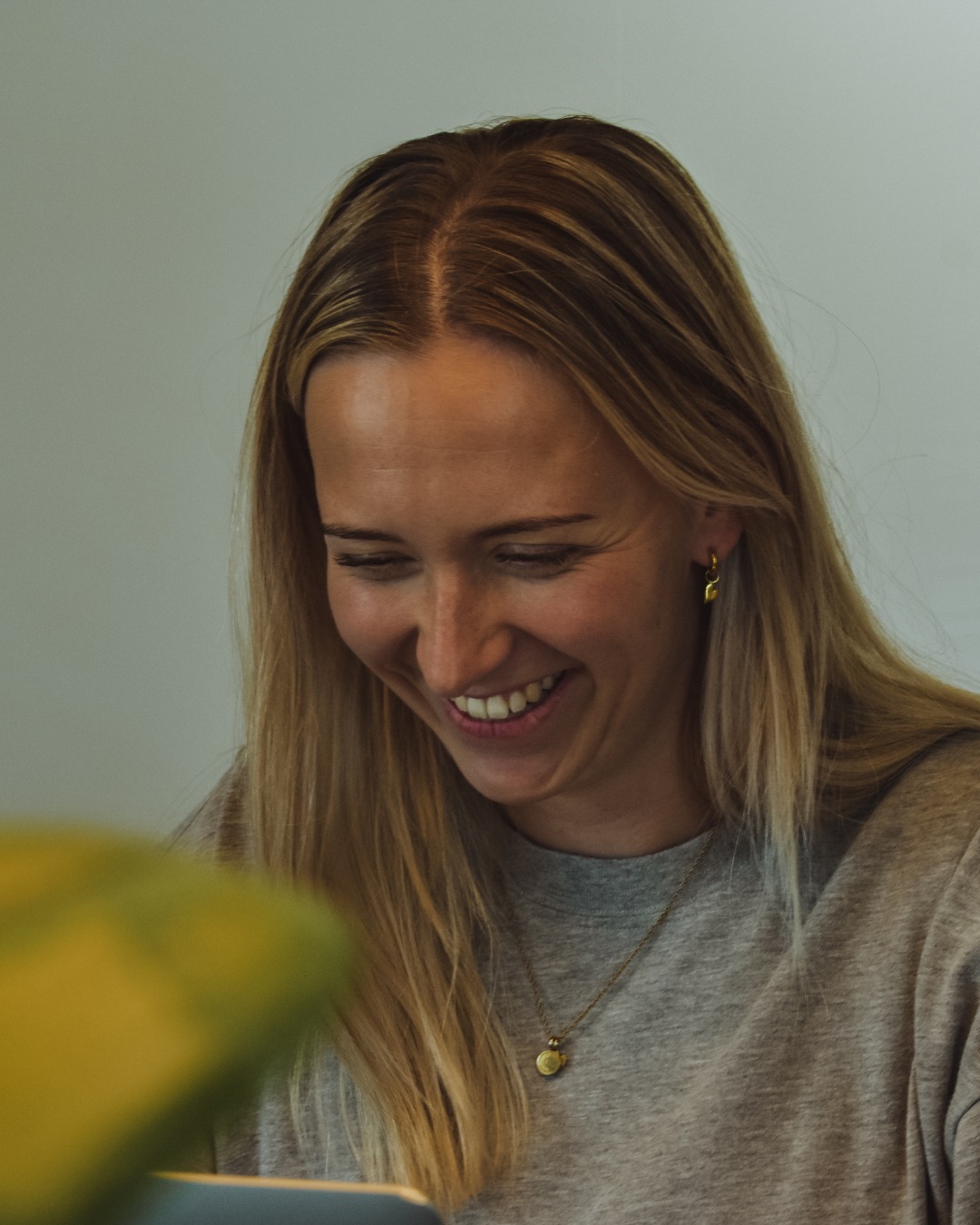 De zon laat zich (hopelijk) weer vaker zien en dat betekent: lekker naar buiten! ☀️
Een wandeling, een rondje hardlopen of gewoon op de fiets naar je werk. Frisse lucht, zon op je gezicht en je lichaam in beweging.
Zo simpel kan het zijn. En eerlijk… heerlijk toch? 😍