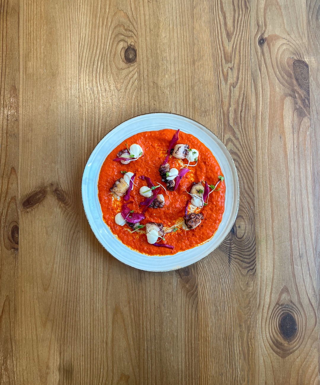 Une invitation au voyage au restaurant Le Saint Jean 🌊✨
Découvrez notre poulpe poêlé à la persillade, accompagné d’une onctueuse crème de piquillos relevée au piment d’Espelette, de pickles de chou rouge et d’une délicate sauce wafu… Une assiette pleine de caractère, entre douceur, fraîcheur et notes épicées 🍽️
Une création imaginée et travaillée avec passion par notre équipe, pour vous faire vivre une expérience gustative unique.
À savourer dès maintenant 😋
#Bordeaux #CuisineDeSaison #FoodLovers #lesaintjeanersa