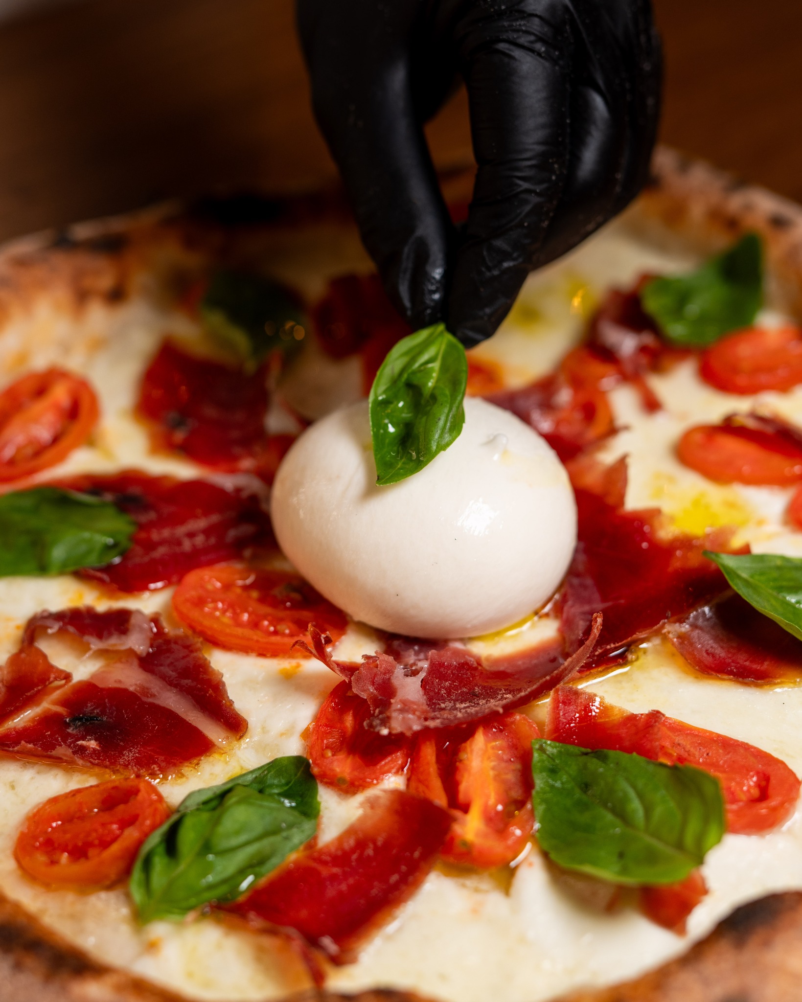 La nostra Serrano è una chicca di altissima qualità.
🍕Jamon Serrano tagliato a coltello, mozzarella di bufala campana DOP, datterino rosso, burrata pugliese, olio al tartufo bianco.
Solo per veri intenditori 😉
#laTramontina #ristorantePalermo #laTramontina
