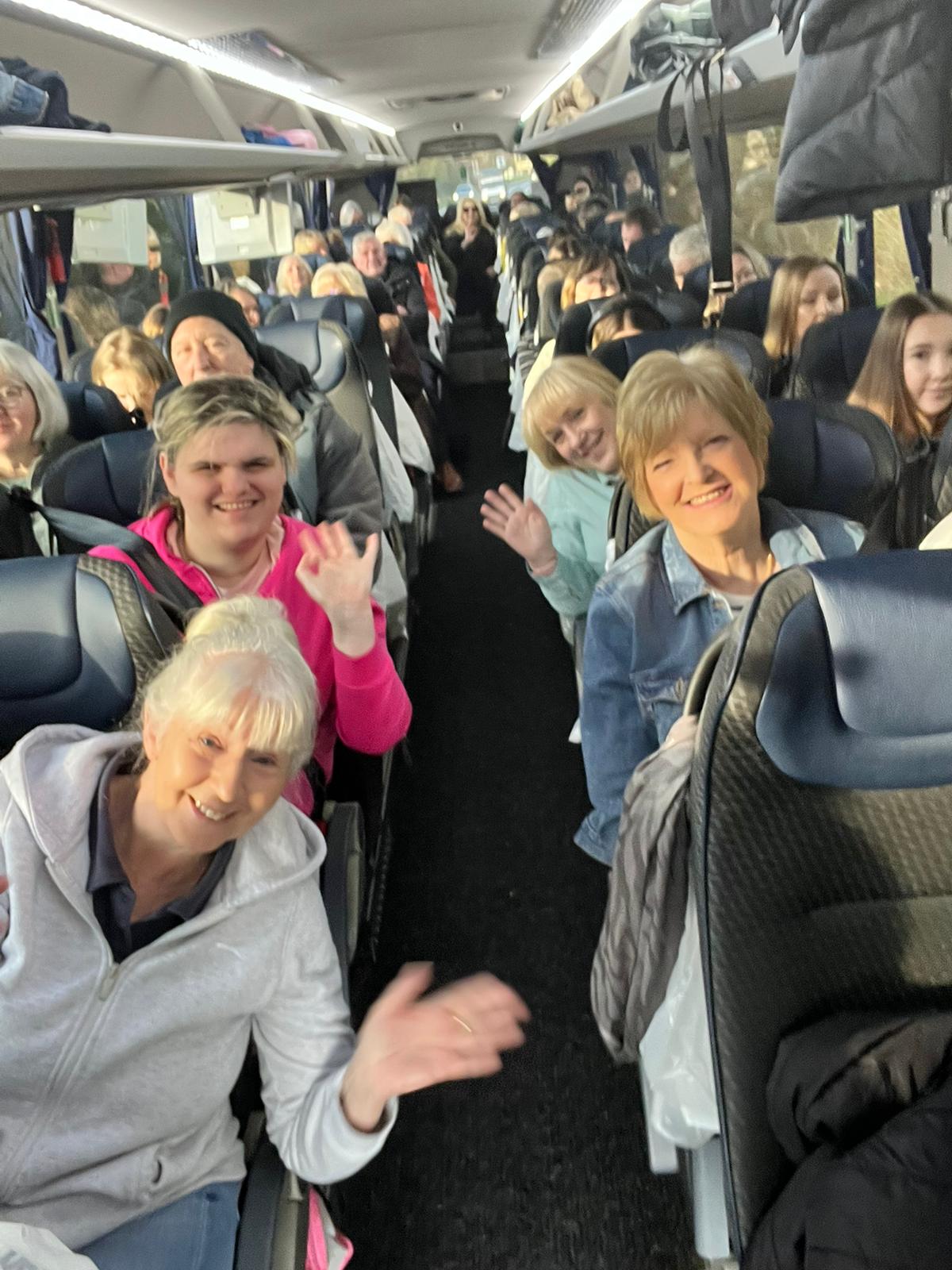 We had a fantastic time on our bus trip to London ☀️🚌 – the sunshine made it even more special! It was a brilliant day full of enjoyment, and we’re already looking forward to the next one 🎉A big thank you to everyone who came along and made it such a great experience 😊
Cawsom ni amser gwych ar ein taith bws i Lundain ☀️🚌 – roedd yr haul yn ei gwneud hi hyd yn oed yn fwy arbennig! Roedd yn ddiwrnod bendigedig llawn hwyl, ac rydyn ni eisoes yn edrych ymlaen at yr un nesaf 🎉 Diolch yn fawr i bawb a ddaeth gyda ni ac a wnaeth y diwrnod mor arbennig 😊