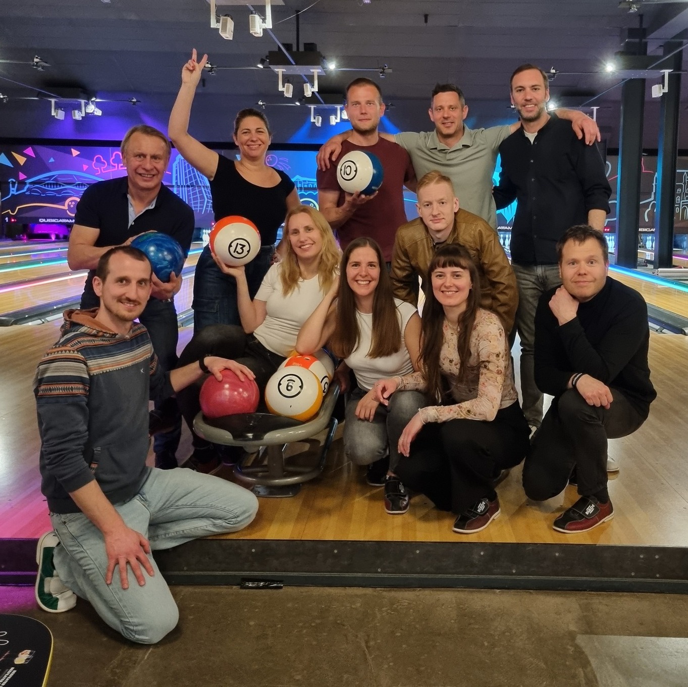 Včeraj pri našem Toastmasters klubu nismo tekmovali v Temah omizja, ampak smo se pomerili kar na bowlingu! 🎳
Za odlično organizacijo je poskrbel Rok, za dobro voljo pa smo poskrbeli vsi skupaj. Ob druženju ni manjkalo niti pijače, pice in smeha – skratka, ni da ni! 🍕🥤😄
Še en super večer, ko smo dokazali, da Toastmasters ni le govorništvo, ampak tudi pristno druženje, povezovanje in ustvarjanje nepozabnih spominov.
Hvala vsem za krasen večer! 💙
#Toastmasters #BowlingNight #Druženje #TemeOmizja #ToastmastersKlub #SkupajJeLepše