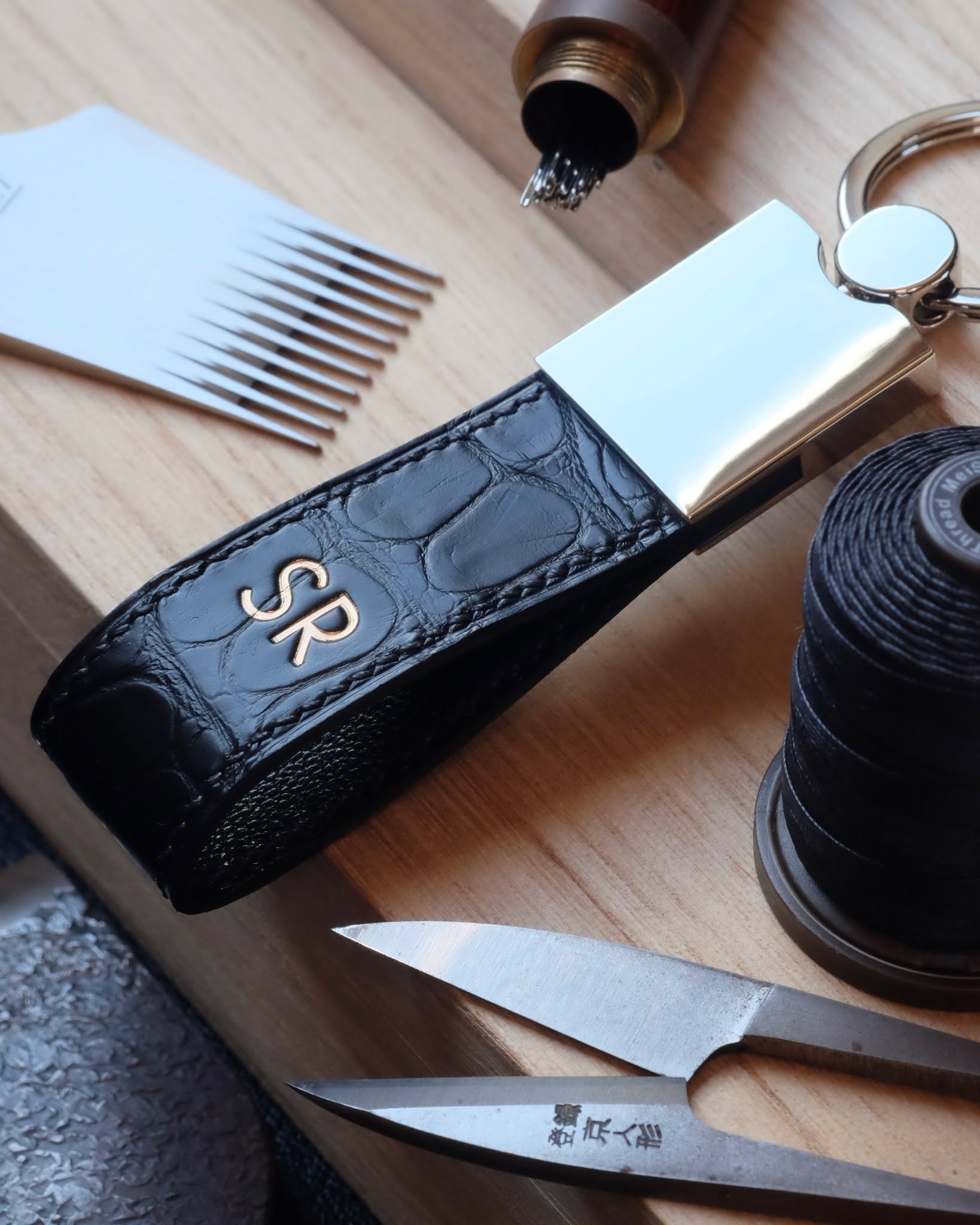 🇧🇪🖐🏻 Cousu main en Belgique
•
Porte-clés entièrement fait main et cousu main en cuir de veau lisse Baranil noir, doublure en cuir de chèvre noir, fil de lin noir, peinture des bords noire et option mousqueton.
•
Porte-clés entièrement fait main et cousu main en cuir de veau lisse Baranil marine, doublure en cuir de chèvre marine, fil de lin marine, peinture des bords dark blue et option mousqueton.
•
Porte-clés entièrement fait main et cousu main en cuir d’alligator noir, doublure en cuir de chèvre noir, fil de lin noir, peinture des bords noire et option mousqueton.
•
#atelierdecoster #decoster #artisan #handmade #handstiched #handmadeinbelgium #madeinbelgium
•
#handmadekeyring #bespokekeyring #customkeyring #handmadeleatherkeyring
•
#baranilleather #baranilleatherkeyring #baranilkeyring #alligatorleather #alligatorleatherkeyring #alligatorkeyring