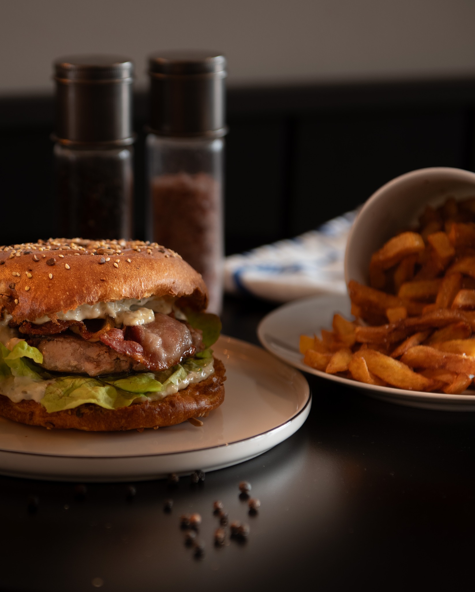 🍔 Team burger chez Entre Nous 💙
Sur une idée originale de la cuisine, les burgers d’Entre Nous ont fait leur petit effet ces dernières semaines…
Des recettes créatives, gourmandes, toujours travaillées avec de bons produits et l’envie de vous surprendre.
Et maintenant, on est curieux 👀
Vous, qu’est-ce que vous aimez trouver dans un burger en général ?
🧀 Beaucoup de fromage ?
🥓 Du croustillant ?
🥬 Des légumes bien frais ?
🍳 Une touche originale ?
🌶️ Un peu de peps ?
Dites-nous en commentaire ce qui fait le burger parfait pour vous 💙
Vos réponses pourraient bien inspirer les prochaines idées de la cuisine…
-
Entre Nous
35 rue de la marine
29730 Le Guilvinec
+33 (0)2 98 92 73 56
Ouvert du jeudi au mardi 🌈
#entrenous #guilvinec #entrenousguilvinec #restaurantguilvilnec #dejeuner #diner #goûter #boireunverre #paysbigoudensud #bigoudenjoy
Crédit photo : @lepontdesimages_studiophoto @lepontdesimages_studiophoto
