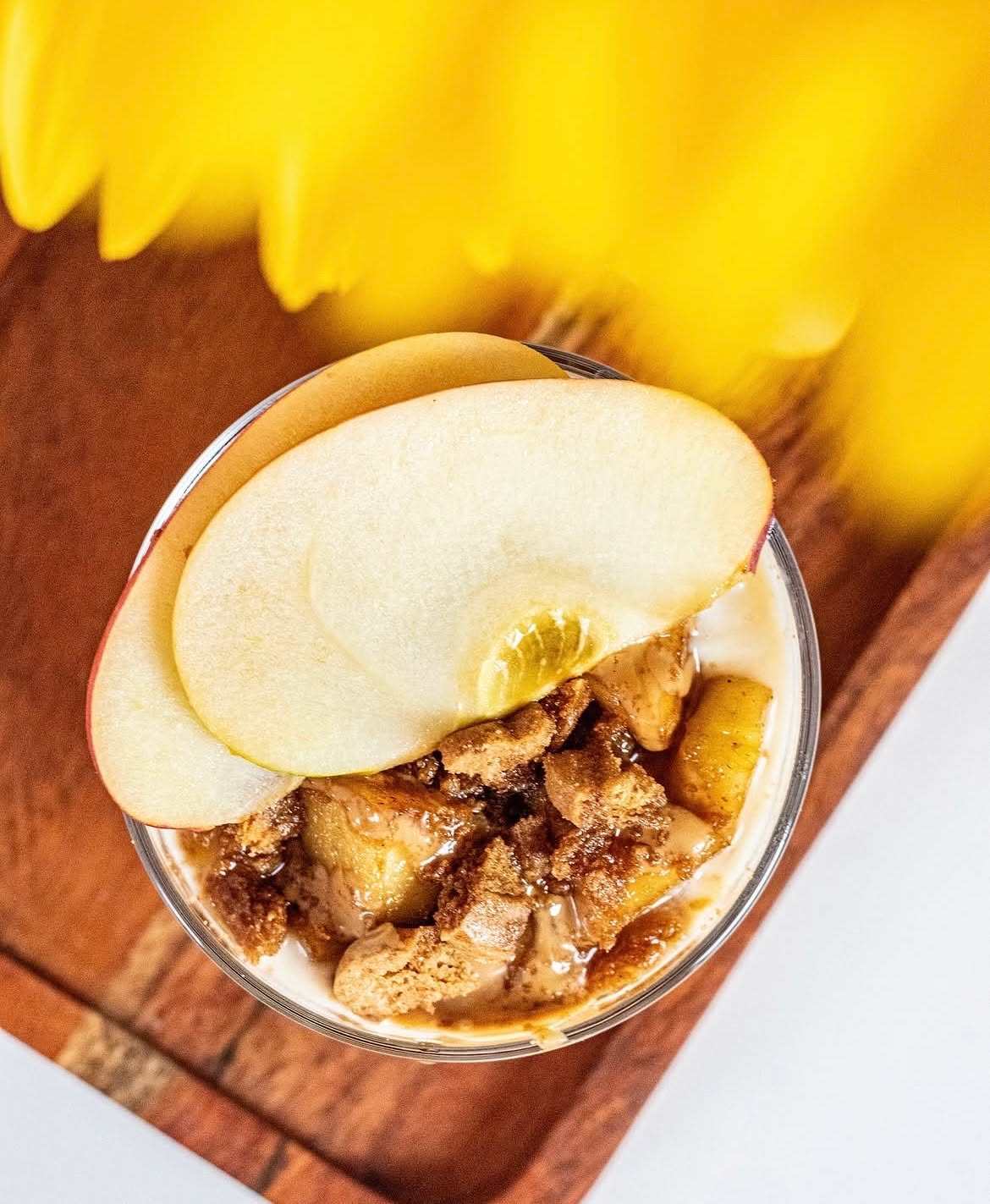 ✨ Verrine gourmande pomme caramel ✨
Un dessert rapide qui fait toujours son petit effet…
Pour la préparer :
🥄 notre yaourt onctueux saveur pomme-caramel @biochampslaiterie
🍎 des pommes délicatement revenues à la casserole avec une pointe de cannelle et un peu d’eau
🍪 du spéculoos émietté pour apporter du croustillant, en base et en topping
🍁 une touche de sirop d’érable pour sublimer le tout
Résultat ? Une verrine ultra réconfortante, gourmande et généreuse 🤍
À déguster à tout moment, en solo ou à plusieurs… difficile d’y résister 😋
#biochampslaiterie #pommecaramel #laiterieartisanale #ariege #gourmandise #verrine #recettefacile #pommecaramel #speculoos #faitmaison #bio