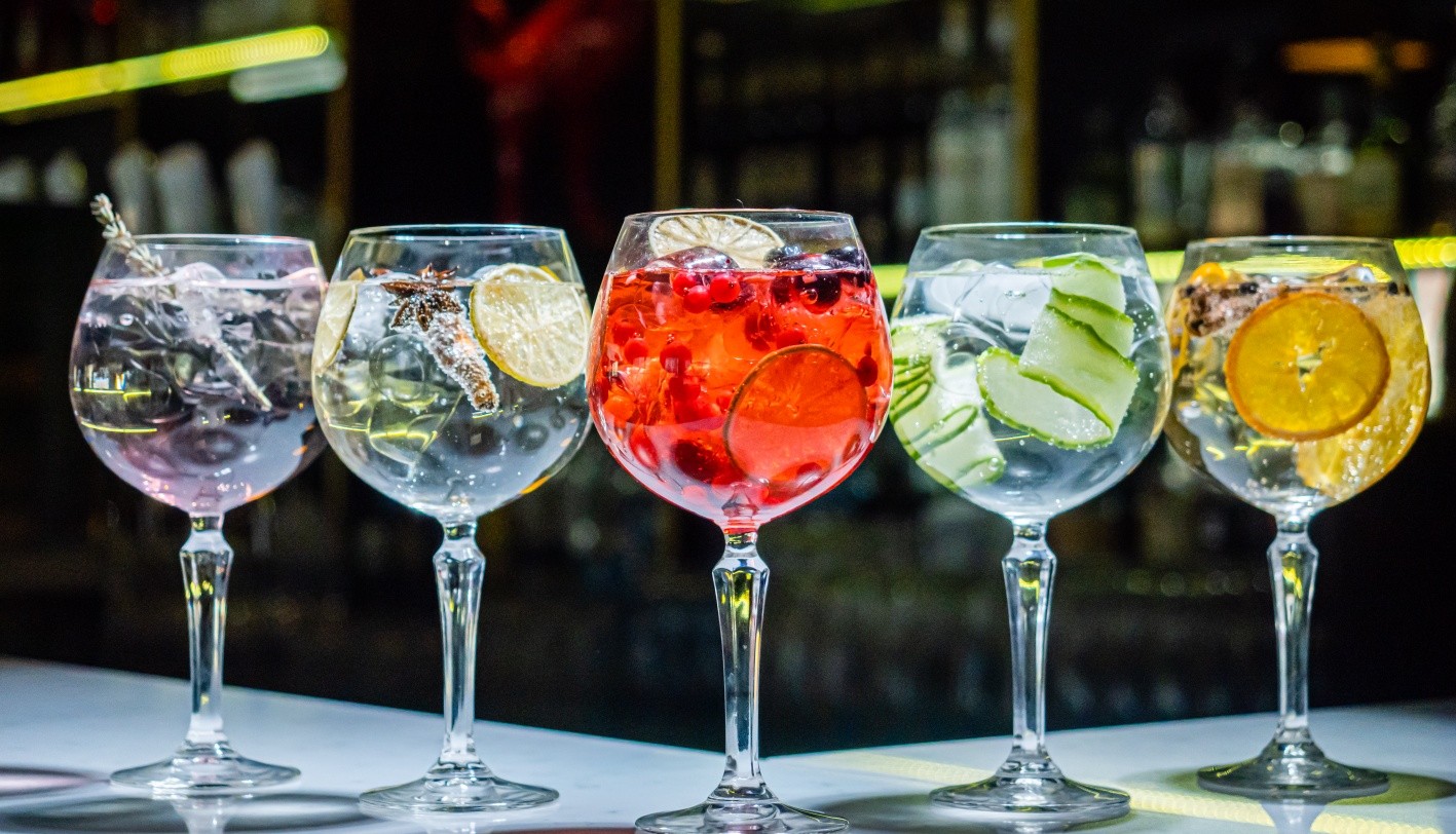 🍸 Világkörüli út egy pohárban – La Pampa módra
Nem kell repjegy, elég egy gin tonic nálunk. 🌍
🇬🇧 London citrusos frissessége
🇭🇺 Levendulás magyar elegancia
🏴 Uborkás skót klasszikus
🌿 Fűszeres atlanti karakter
🇯🇵 Gyömbéres-anizsos japán twist
🇪🇸 Gyümölcsös spanyol lendület
Mindegyik más sztori, ugyanaz a végeredmény: tökéletes frissülés steak előtt… vagy után.
Te melyikkel indítanál? 👇
#lapampa #gintonic #cocktails #budapest #drinkexperience #steakhouse #premiumdrinks
