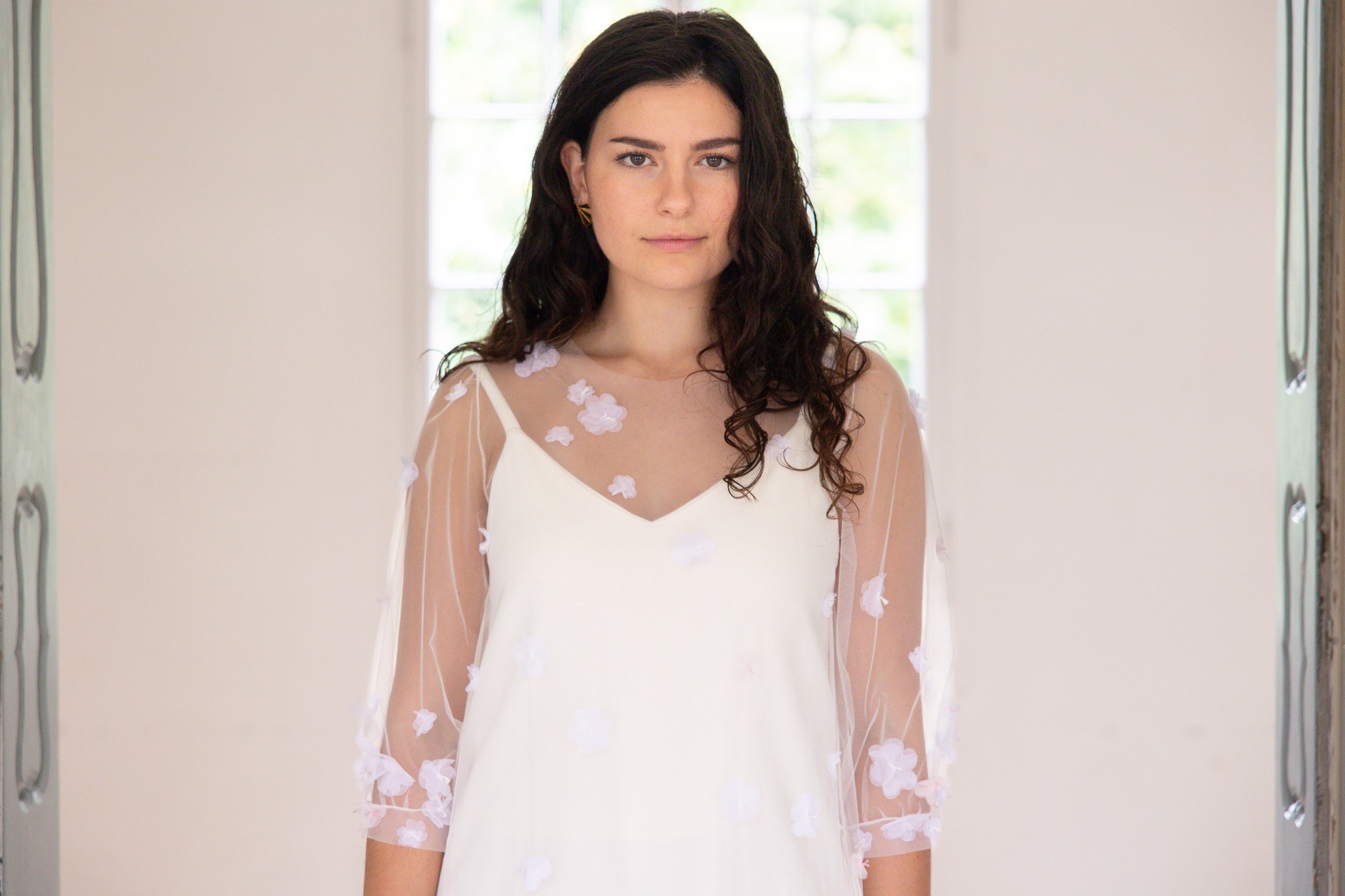 Schönheit beginnt mit Wohlgefühl 🤍 ELLY aus Bio-Baumwolle ist so bequem wie elegant – mit Tüllüberkleid voller handaufgenähter Tüllblumen 🌸✨
Ohrringe @vdesignlab Location @schlossreichenau
#yulidesign #brautkleid #überrock #tüllliebe #slowfashion #wandelbar #hochzeit #hochzeitskleid #handmade #braut #madeingraubünden