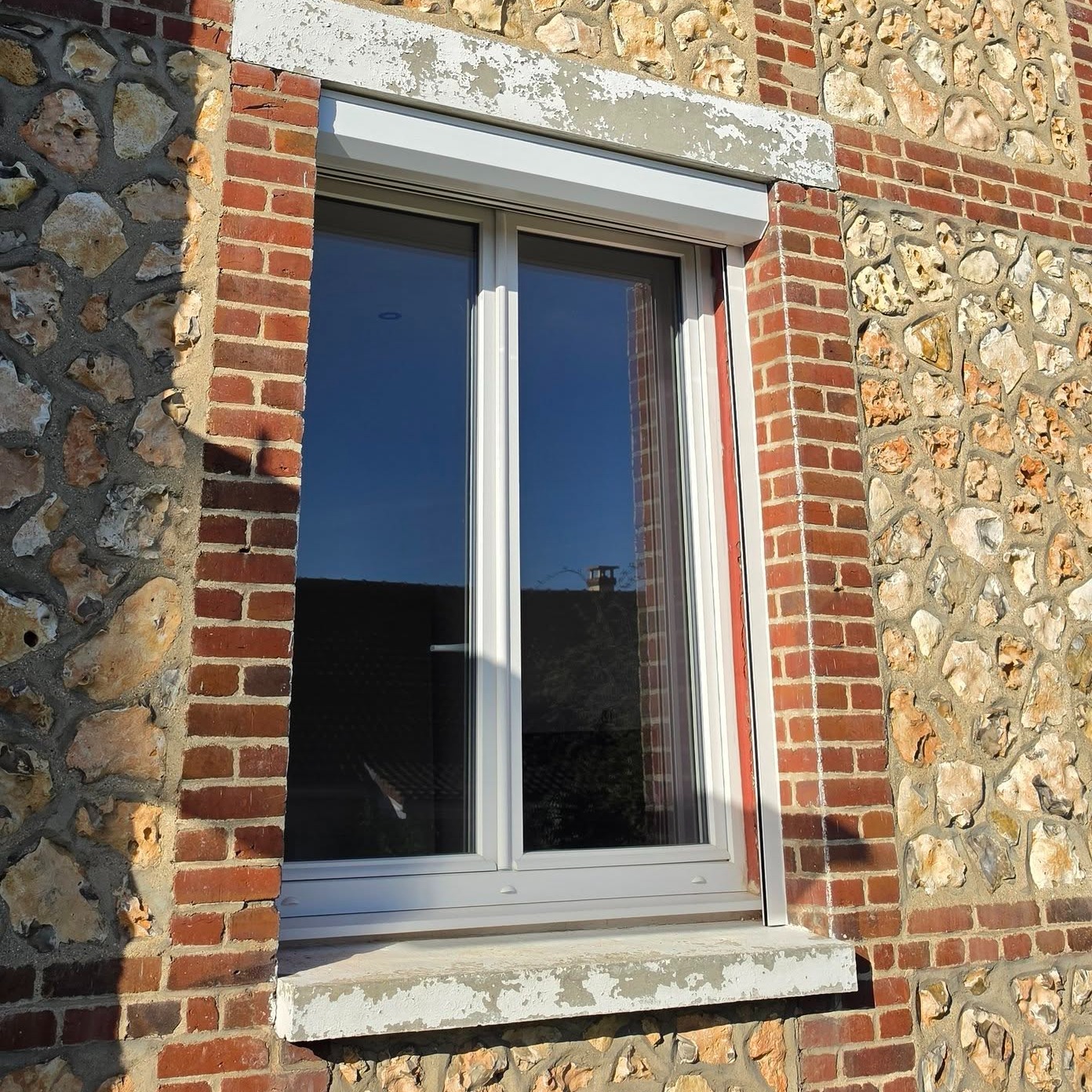 ✨ Nouvelle réalisation ✨
Installation de volets roulants en rénovation aluminium blanc, équipés d’une motorisation radio Cherubini.
👉 Sur cette maison ancienne, l’objectif était clair : moderniser le quotidien tout en redonnant du cachet à l’habitation.
Résultat : plus de confort, une utilisation simplifiée au quotidien, et une esthétique parfaitement intégrée 👍
✅ Motorisation radio Cherubini
✅ Aluminium blanc – finition élégante et durable
✅ Garantie 5 ans pièces, main d’œuvre et déplacement
✅ Garantie 7 ans sur le moteur
Un grand merci à notre client pour sa confiance 🙏
📍 Intervention réalisée à Igoville
#voletroulant #renovationmaison #aluminium #motorisation #confort #habitat #modernisation #travaux #menuiserie #igoville #normandie #artisan #savoirfaire #chantier #avantapres