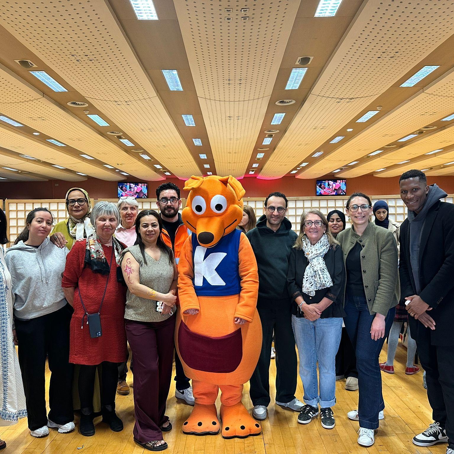 🌸🏐 Une belle après-midi pour fêter le printemps !
À l’occasion du dernier match avant les playoffs des @lesmariannes92 , nous avons partagé un moment exceptionnel aux côtés des familles levalloisiennes 💙
🔥 Victoire écrasante sur le terrain, ambiance incroyable en tribunes… tout était réuni !
Les enfants sont repartis avec des étoiles dans les yeux, de beaux souvenirs… et beaucoup (beaucoup) de chocolat 🍫😄
Un grand merci à @kangouroukids_levallois @kangouroukids_paris_nord_ouest pour leur présence et leur contribution à cette belle journée 🙏
Merci également pour leur présence et leur soutien :
@rouchonmartine , adjointe au maire déléguée aux affaires sociales
@helene_courades , adjointe au maire déléguée à la vie associative
@marley_mknd, adjoint au maire délégué aux sports
🤝 Une belle illustration de ce que peut créer le sport : du lien, du partage et de la joie pour tous.
#Levallois #Mariannes92 #Solidarité #SportPourTous #Familles #levalloisentraide