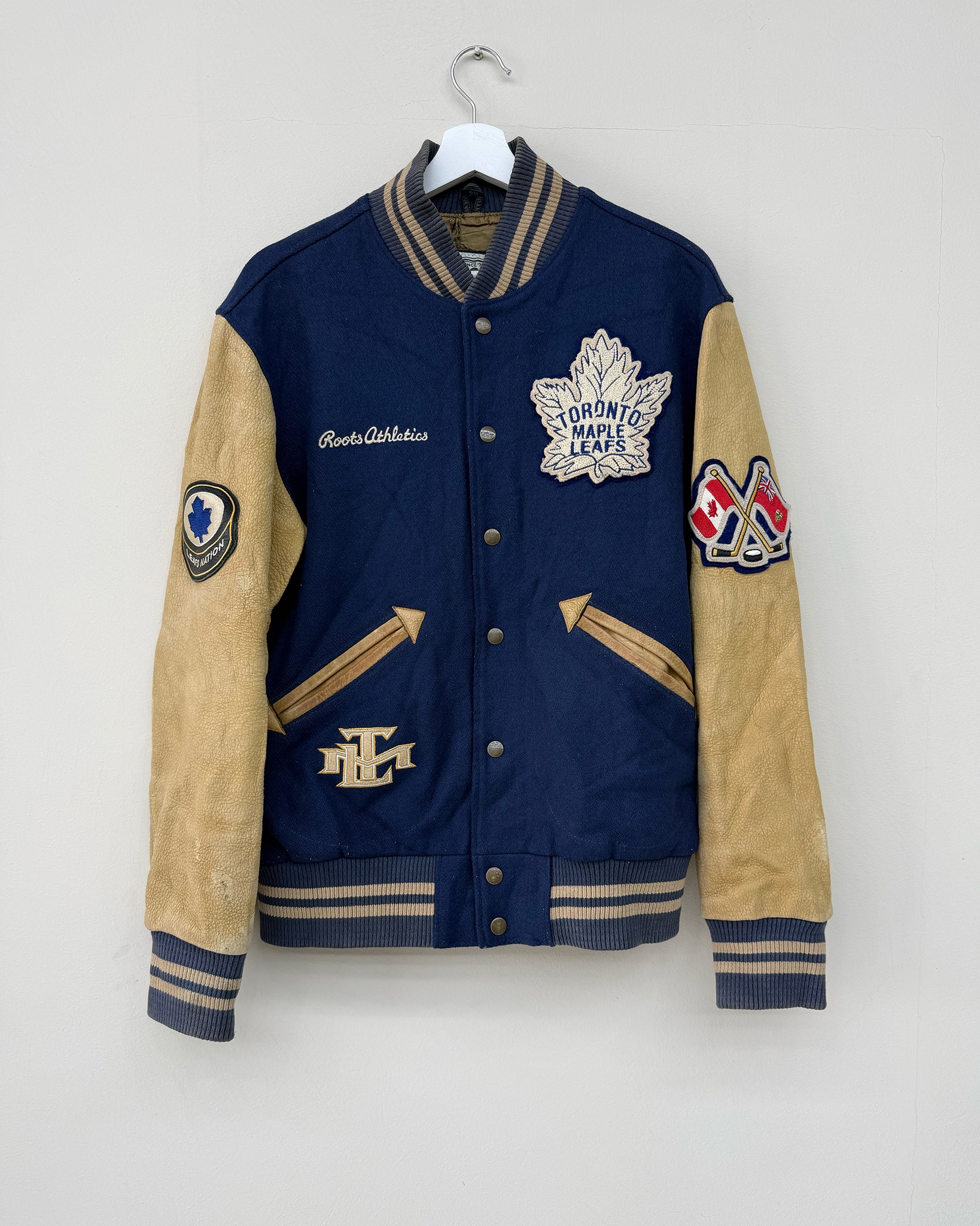 Varsity jacket Roots Athletics dedicata ai Toronto Maple Leafs.
Corpo in lana blu scuro e maniche in pelle beige: un mix classico che richiama lo stile college nordamericano. Sul petto spicca il logo a foglia d’acero dei Maple Leafs, accompagnato dalla firma Roots Athletics.
Le patch celebrative, inclusa la bandiera canadese, e i dettagli a costine coordinati rendono il capo ancora più ricco e distintivo.
Un pezzo vintage che unisce sport, identità e stile.
🛒 Disponibile sul nostro shop on-line oppure in Store
💬 Contattaci per qualsiasi informazione o dettaglio che vuoi sapere
#varsityjacket #rootsathletics #mapleleafs #nhlstyle #vintagefashion