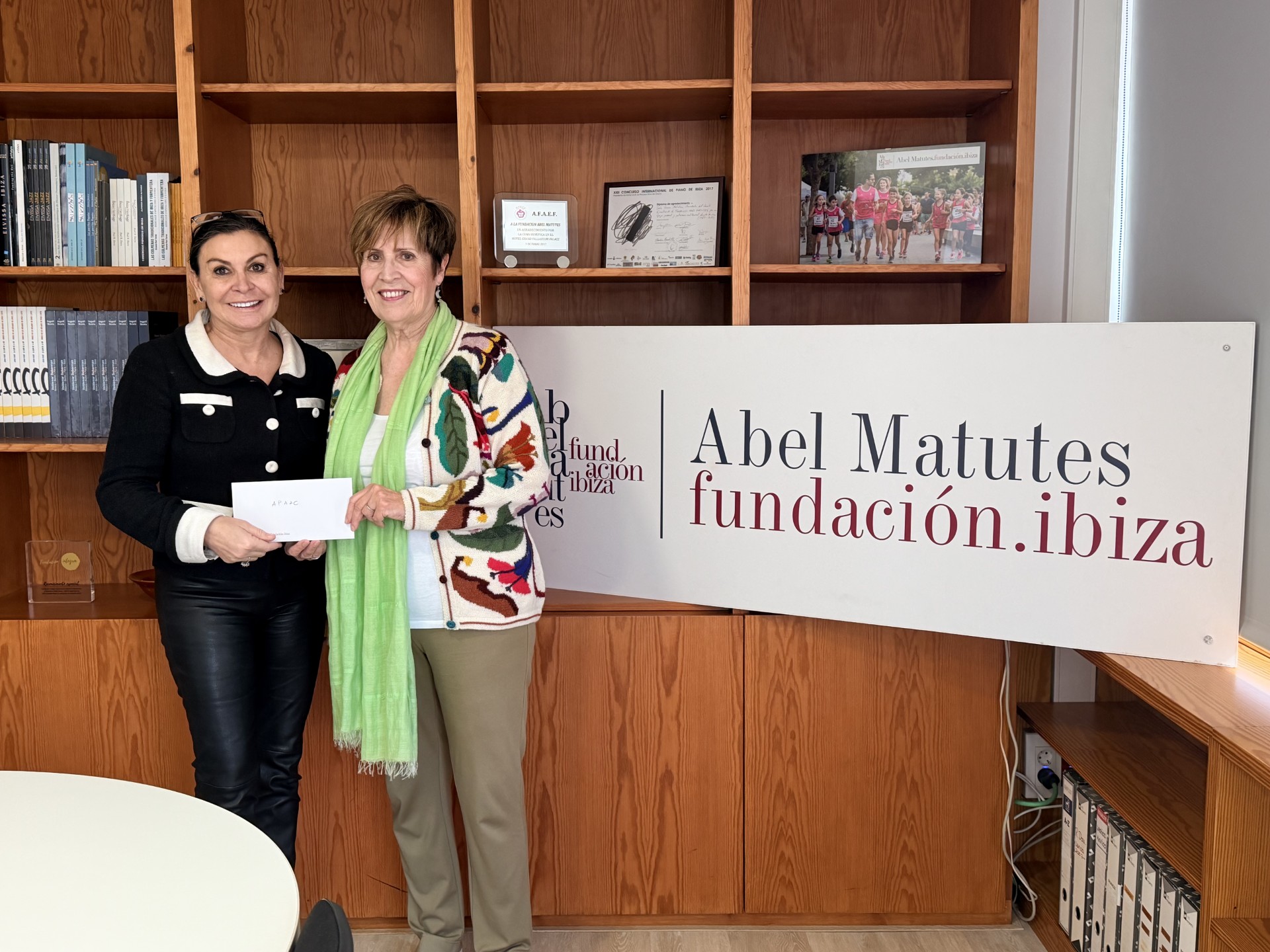 Una vez más, queremos dar las gracias de corazón a la Fundación Abel Matutes por su generosa donación de 3.000 € a APAAC. Una aportación que refuerza nuestra labor diaria de acompañar y cuidar a las personas afectadas por cáncer y a sus familias. 💜
Gracias a alianzas como esta seguimos creciendo y ofreciendo recursos, apoyo y esperanza. ¡De verdad, gracias por creer en nuestro proyecto!
#APAAC #FundaciónAbelMatutes #Gracias #TercerSector #ApoyoQueTransforma #JuntosPodemos #Cáncer #Acompañamiento
