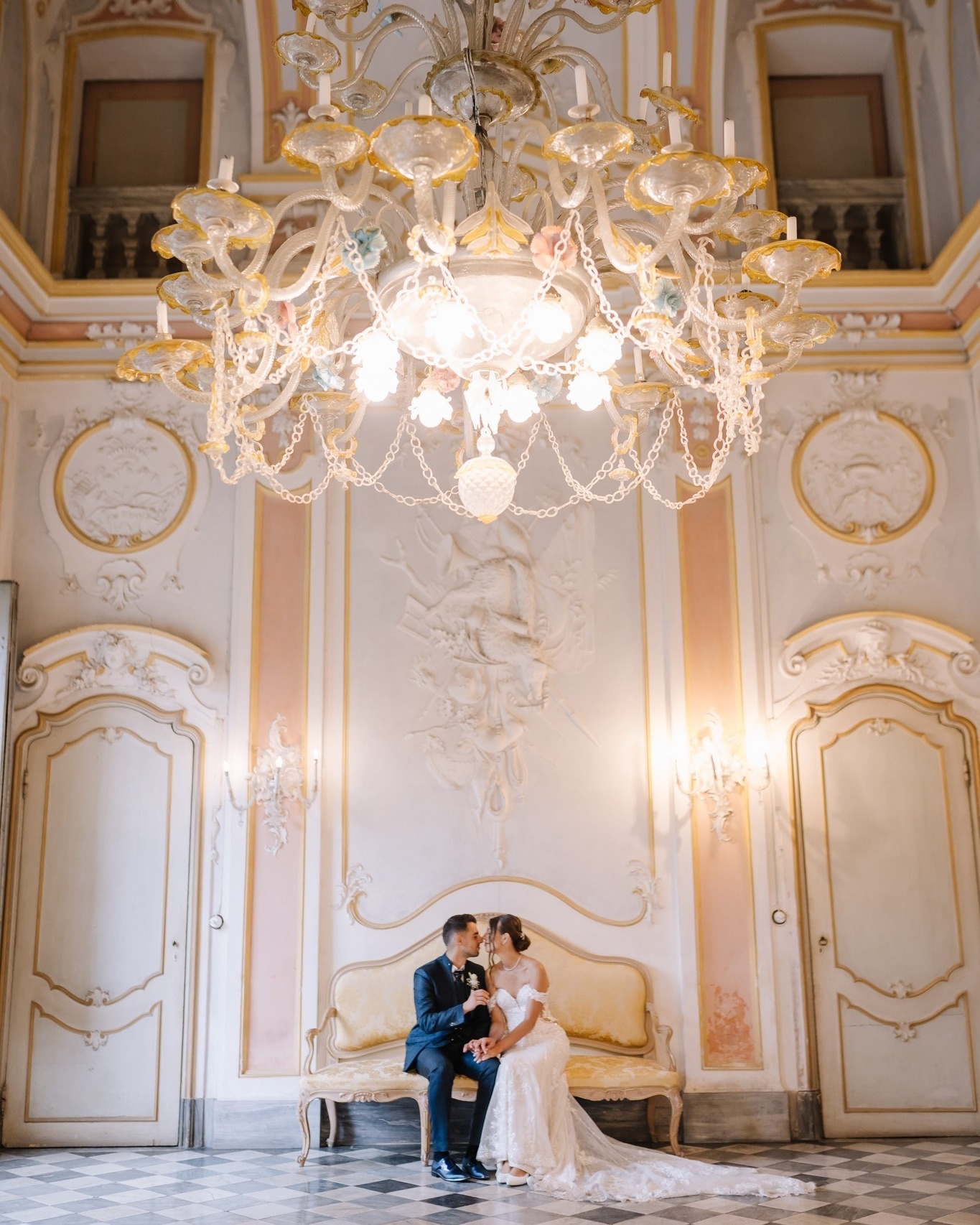 Michela ed Enrico si guardano negli occhi seduti: quell’istante di intimità dopo la promessa è uno dei ricordi che restano più vivi.
Nel nostro salone nobile ogni momento trova una cornice di eleganza e calore ✨
Vuoi che custodiamo anche i tuoi attimi così? Ti aspettiamo!
Michela & Enrico
Ph: @maurofranco_wedding_studio
.
.
.
#TenutaBerroni #Matrimonio #Wedding #MatrimoniPiemonte #LocationMatrimonio #VillaPerMatrimoni #VillaEventi #Sposa #Sposi2026 #WeddingPlanner #WeddingInspiration #Ricevimento #RitoCivile #ParcoStorico #Piscina #Tensostruttura #AllestimentiMatrimonio #WeddingPhotography #Nozze #EventiAziendali #MatrimonioItaly #DestinationWeddingItaly