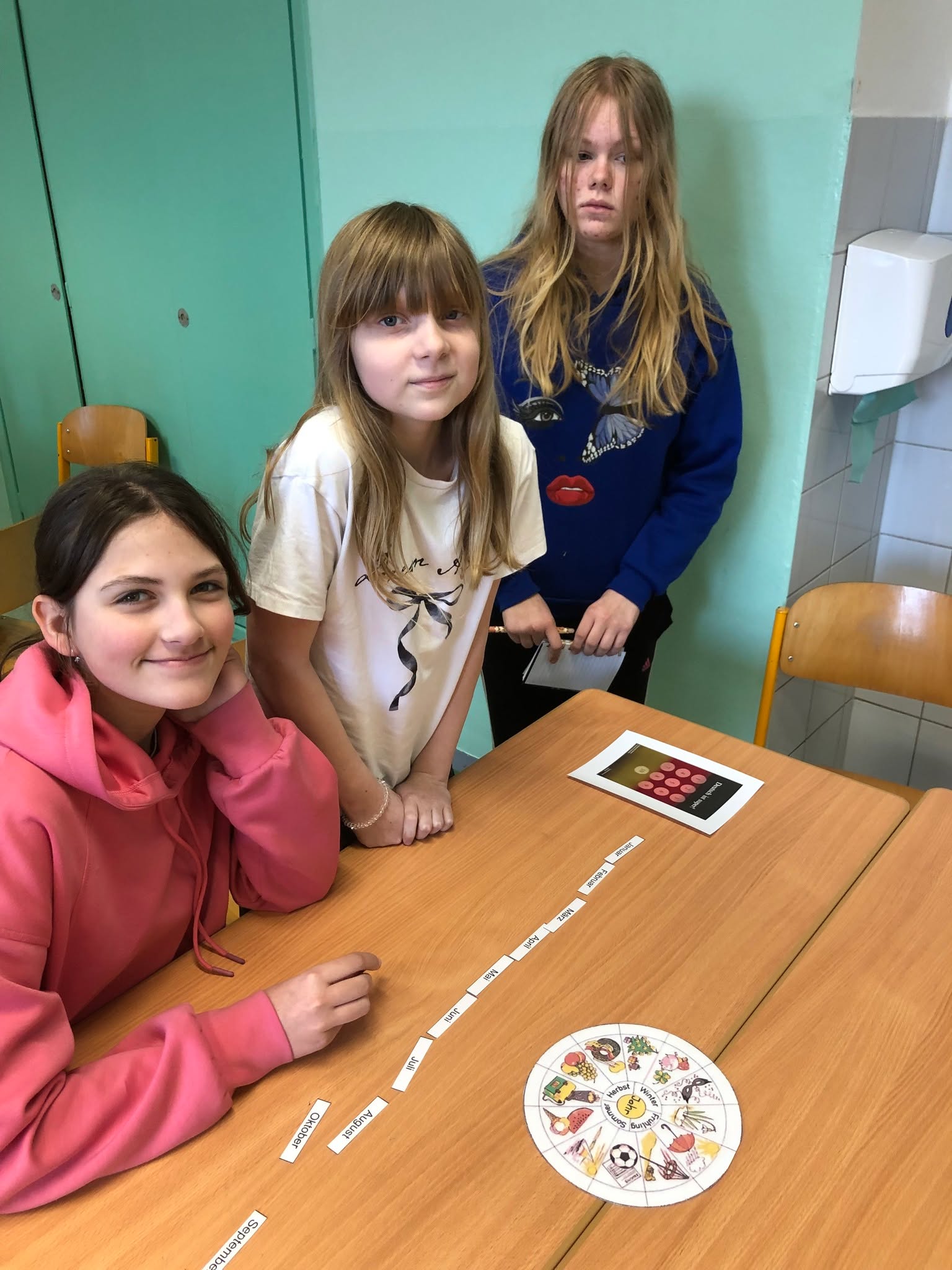 Deutsch ist super!
V pátek 20. 3. 2026 se zúčastnili žáci VI. A a VI. B animačního programu Deutsch ist super!
Projekt Deutsch ist super! Vznikl pod záštitou Ústavu cizích jazyků Slezské univerzity v Opavě v roce 2010 s cílem aktivně na školách podpořit výuku německého jazyka. Díky spolupráci Vědecké knihovny v Olomouci s Ústavem cizích jazyků PdF UP se podařilo nabídnout tento program také školám v Olomouckém kraji.
Studentky německého jazyka pod vedením paní Miroslavy Dvorské si připravily pro žáky několik stanovišť, na kterých ve skupinkách plnili úkoly v podobě her, křížovek, puzzle, vybarvování, skládání či přiřazování obrázků k německým slovíčkům. Žáci se během netradiční vyučovací hodiny setkali s cizím jazykem, který je pro ně zatím neznámý. Hravou a zábavnou formou zjistili, že se němčiny nemusejí bát.
Jazykové animace finančně podporují Bohemia Troppau, o.p.s., Goethe Institut Prag a nakladatelství Hueber Verlag.
Program se dětem velmi líbil a byl pro ně přínosný.
Poděkování patří jak paní M. Dvorské a studentkám německého jazyka UPOL, tak i našim žákyním devátého ročníku Nikole Syrůčkové a Lee Kolaříkové, které trpělivě a se zájmem s dětmi pracovaly.
Zapsala Mgr. L. Pánková