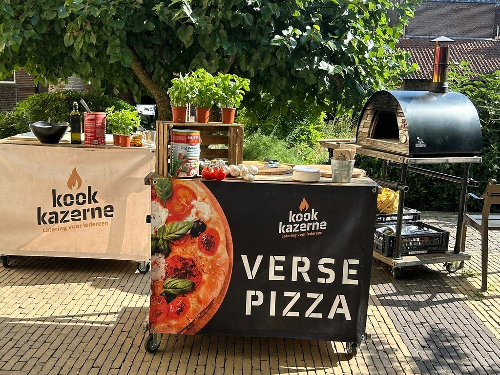 🍕 Kookkazerne komt naar Vorkje Prikken!
Tijdens Vorkje Prikken in Ede én Oosterbeek kun je je klaarmaken voor een smaakbeleving waar je spontaan trek van krijgt… want Kookkazerne is erbij met hun overheerlijke, versgebakken pizza’s!
Kookkazerne staat bekend om hun unieke manier van catering: geen standaard hapje, maar een complete culinaire beleving. Met passie, vakmanschap en liefde voor het vak creëren zij gerechten die je niet alleen proeft, maar echt beleeft.
🔥 Vers uit de houtoven
Hun pizzabar is absoluut een publiekstrekker. Vanuit een authentieke houtoven van meer dan 400 graden worden de pizza’s live voor je bereid. Denk aan luchtige, krokante bodems, rijke tomatensauzen en verrassende toppings – puur, vers en vol smaak.
Of je nu gaat voor een klassieke favoriet of juist iets nieuws wilt proberen: elke pizza wordt met aandacht en ambacht gemaakt.
🍴 Meer dan alleen eten
Wat Kookkazerne bijzonder maakt? Zij brengen sfeer. Het draait niet alleen om eten, maar om de totale ervaring. Van foodfestivals tot events en intieme bijeenkomsten: ze weten precies hoe ze mensen samen laten genieten.
En dat ga je merken tijdens Vorkje Prikken!
😍 Dit wil je niet missen
Dus ben je in Ede of Oosterbeek tijdens Vorkje Prikken? Loop dan zeker even langs bij Kookkazerne en laat je verrassen door de geur, de sfeer en natuurlijk… die heerlijke pizza’s.
👉 Eén ding is zeker: hier kom je voor terug.