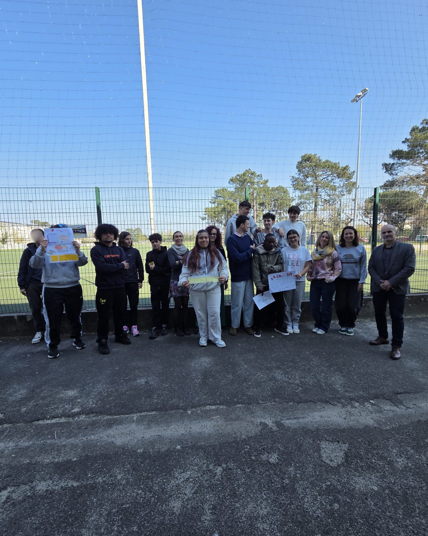 "𝗥𝗲𝗹𝗲̀𝘃𝗲 𝘁𝗲𝘀 𝗰𝗼𝗺𝗽𝗲́𝘁𝗲𝗻𝗰𝗲𝘀 𝗲𝘁 𝗯𝗼𝗼𝘀𝘁 𝘁𝗼𝗻 𝗖𝗩 !"
Mardi 24 mars marquait la clôture du projet « Relève tes compétences », avec un atelier dédié à la valorisation des projets réalisés par les jeunes.
Tout au long du programme, ils ont suivi un parcours structuré en 4 phases :
🔹 Se connaître
🔹 Monter en compétences
🔹 Être accompagné dans son projet
🔹 Valoriser le travail réalisé
Les 20 jeunes engagés dans ce programme sont allés jusqu’au bout du parcours ! Ils ont présenté, seuls ou en groupe, leurs projets personnels ou professionnels, devant leurs camarades, le directeur, l’équipe éducative du Stade Montois et l’équipe WIPSEE.
Un exercice exigeant, mais dont ils peuvent être fiers. Ils ont pris conscience qu’avec de la rigueur, de la méthodologie et de la persévérance, leurs idées et leurs rêves peuvent devenir réalité.
Merci à @prepasport pour la confiance 😍
Et surtout, bravo aux jeunes pour leur engagement et leur parcours !
#RelèveTesCompétences #Jeunesse #Projet #Engagement #Fierté #Accompagnement