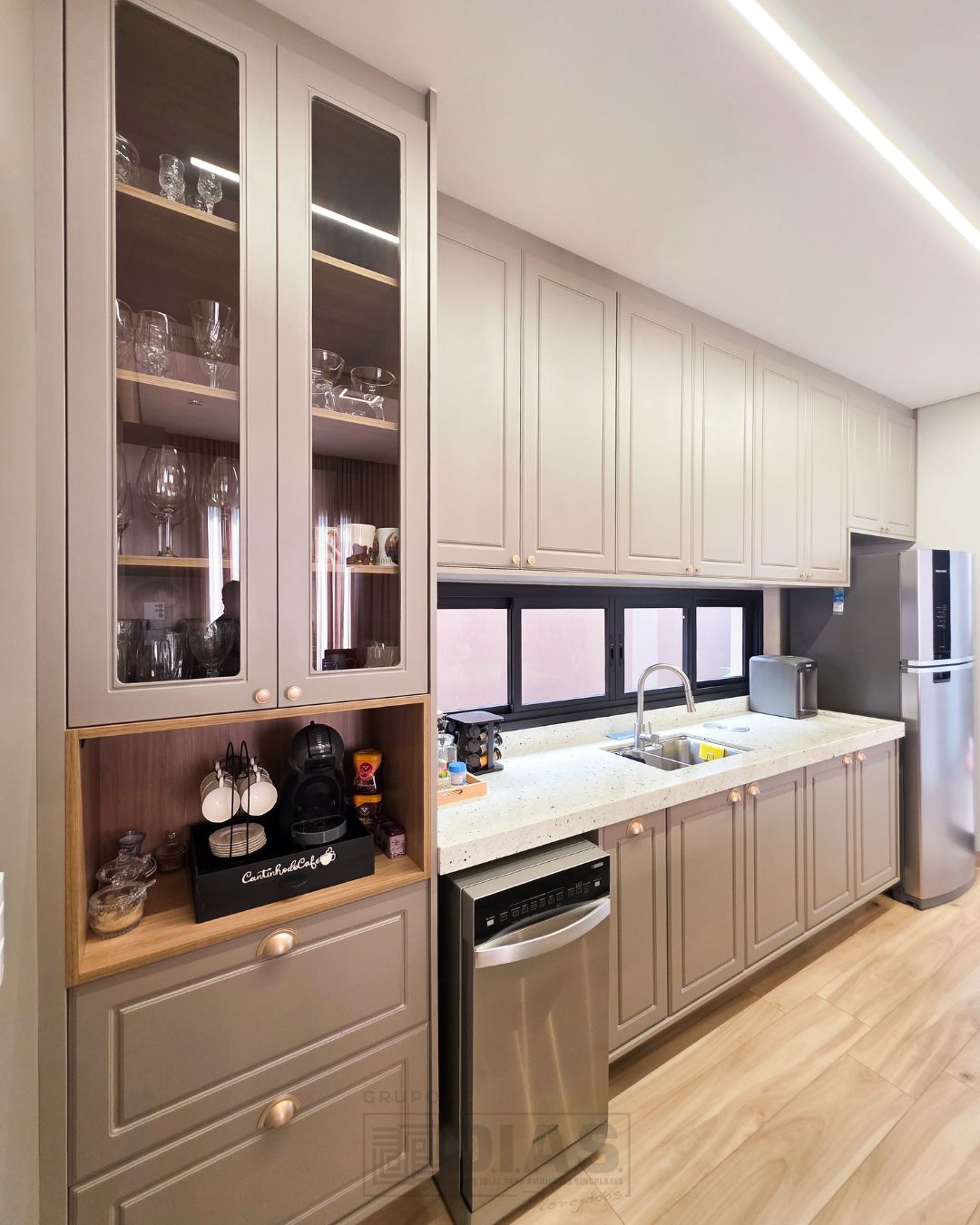 Uma cozinha que traduz elegância com funcionalidade.
As portas provençais em PVC Gianduia trazem sofisticação e durabilidade no uso diário. Os puxadores dourados entram como destaque, elevando o conjunto com equilíbrio.
A cristaleira segue a mesma linha das frentes, garantindo unidade e acabamento impecável.
Bonita na estética. Forte na execução.
.
Quer saber mais? Fale com o nosso time comercial:
Araraquara | Bauru | Ribeirão Preto | São Carlos